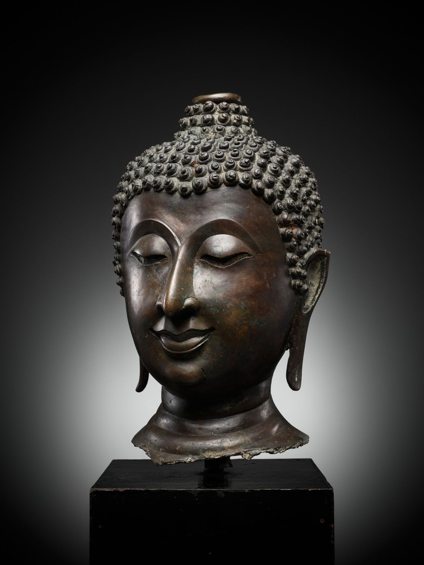 A MONUMENTAL BRONZE HEAD OF BUDDHA, LAN NA, NORTHERN THAILAND, 14TH-15th CENTURY - Image 2 of 16