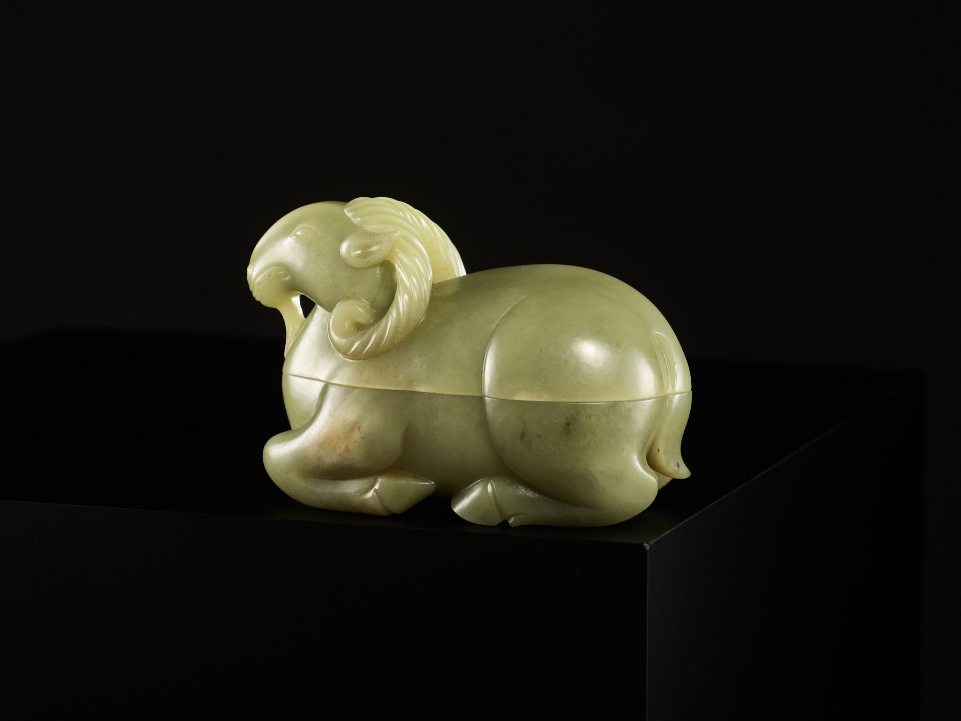 A CARVED CELADON JADE BOX AND COVER IN THE FORM OF A RAM, QING DYNASTY - Bild 7 aus 15