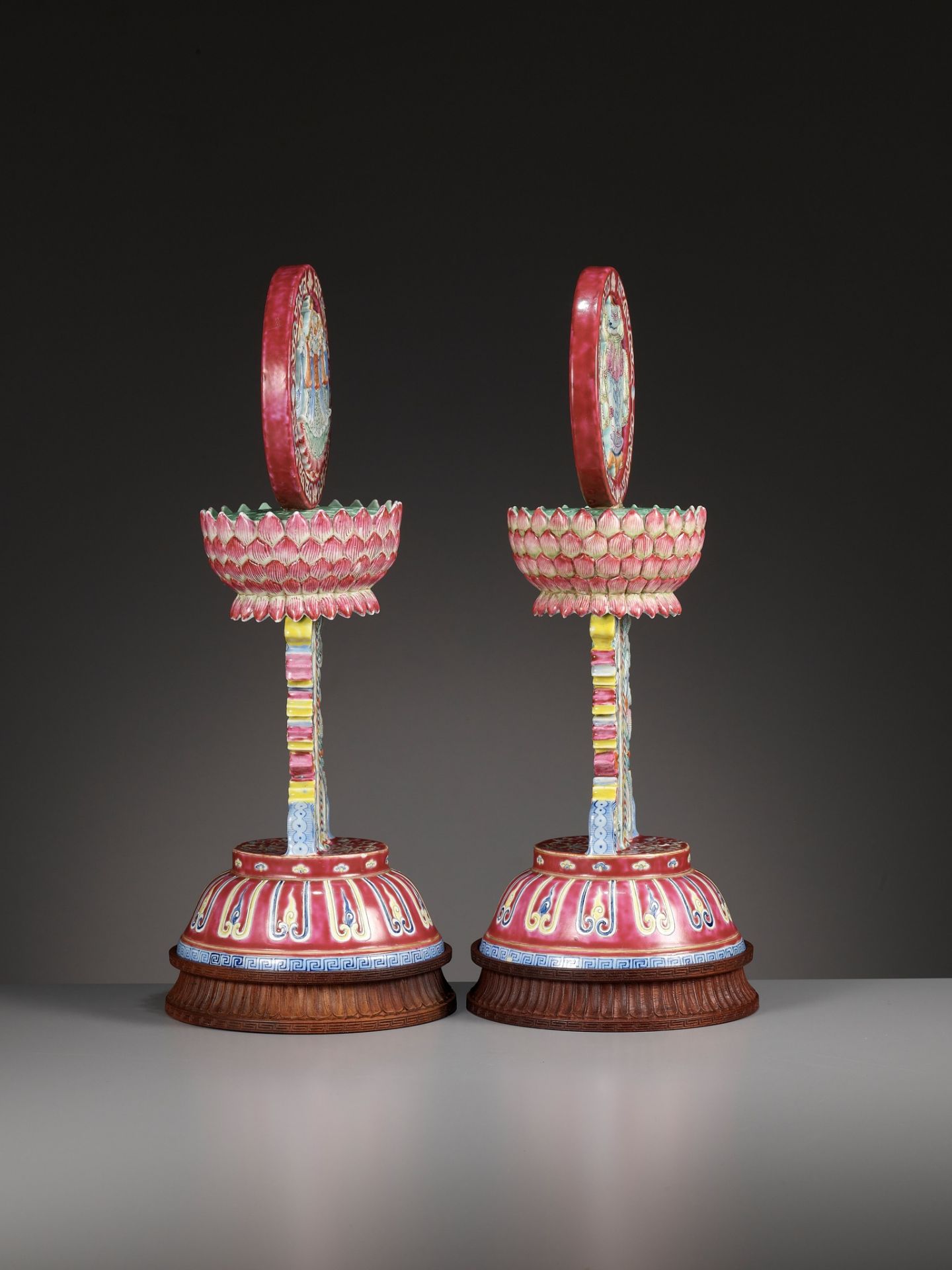 A PAIR OF LARGE RUBY-GROUND FAMILLE ROSE BUDDHIST EMBLEM ALTAR ORNAMENTS, QING DYNASTY - Image 12 of 17