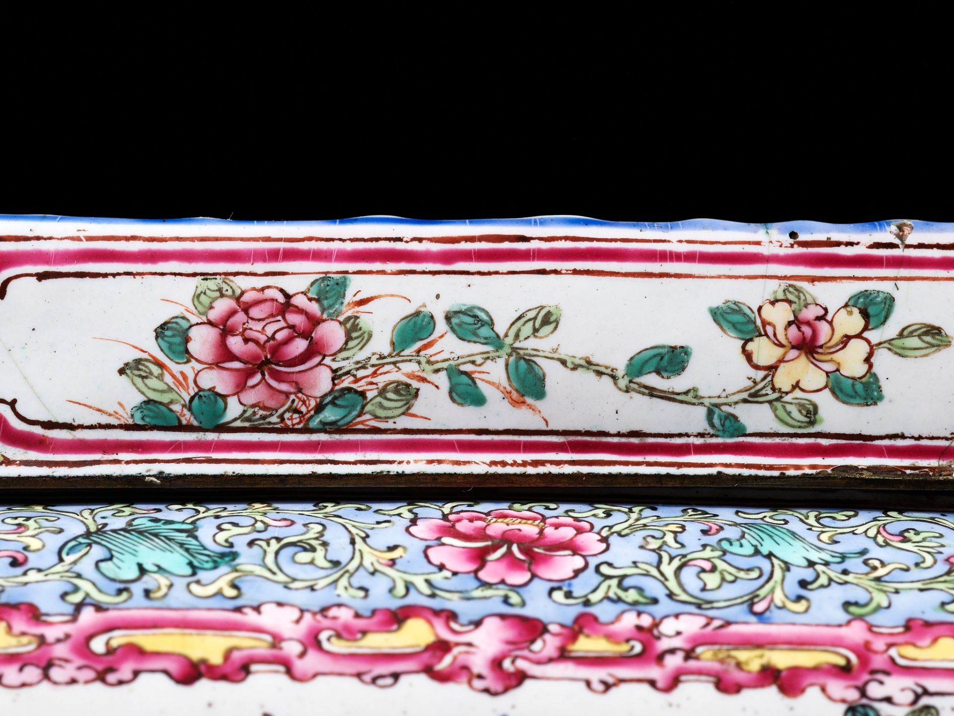 AN EXCEEDINGLY RARE IMPERIAL ENAMELED COPPER HANDWARMER, QIANLONG MARK AND PERIOD - Bild 27 aus 27