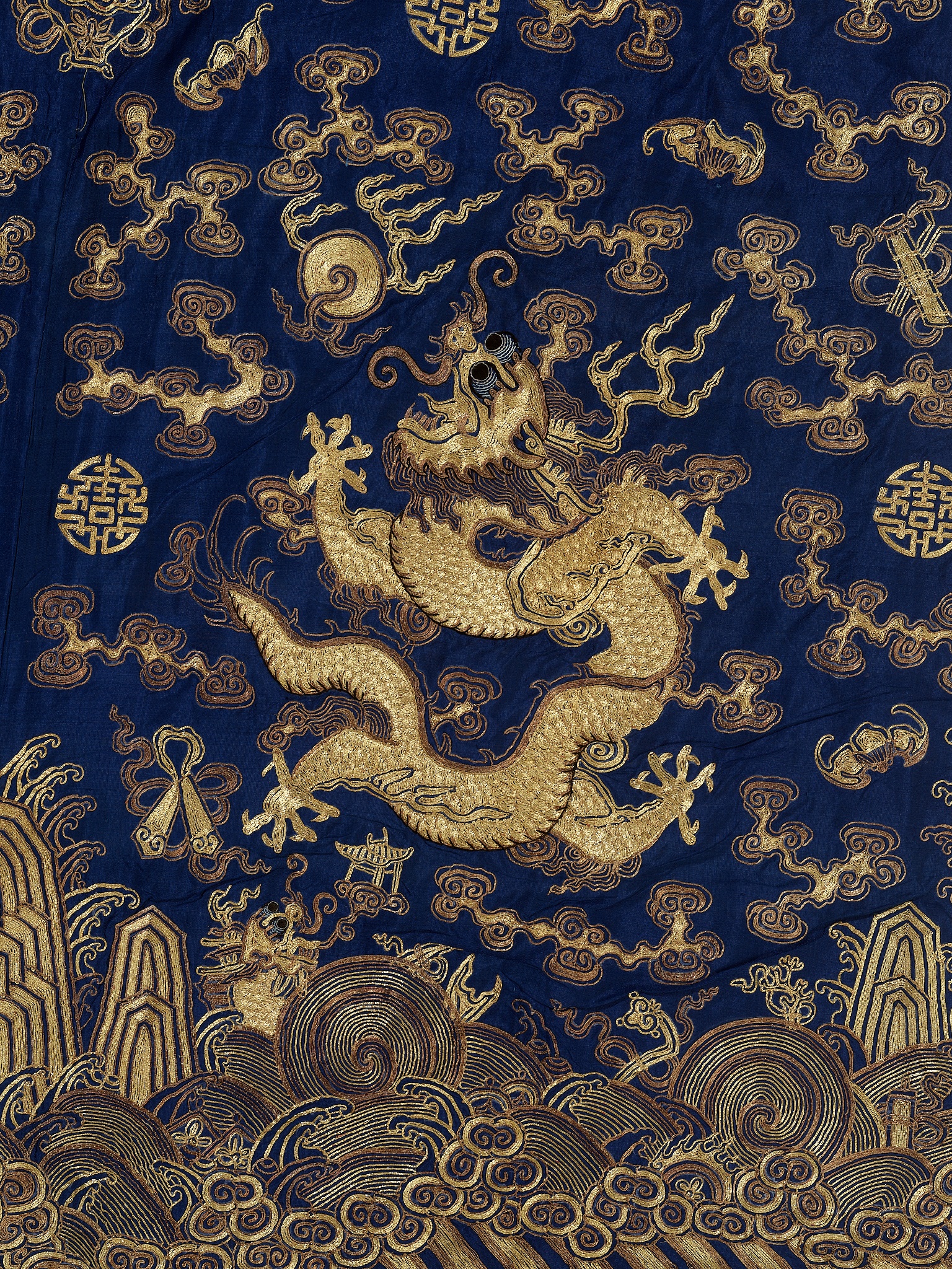 A GOLD-EMBROIDERED BLUE-GROUND SEMIFORMAL NINE-DRAGON ROBE, JIFU, JIAQING PERIOD - Image 9 of 15