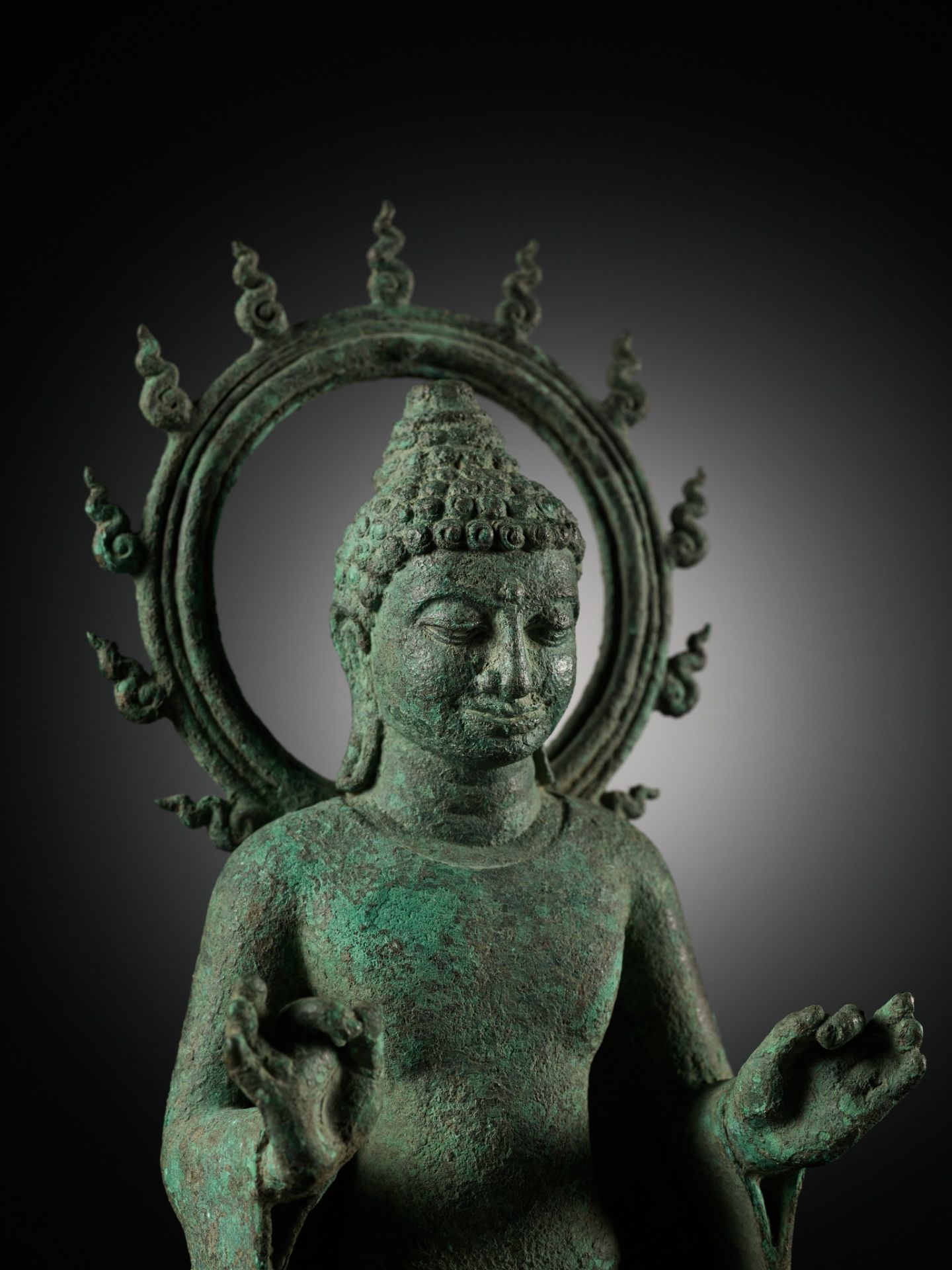 A BRONZE STATUE OF BUDDHA WITHIN A FLAMING AUREOLE, INDONESIA, CENTRAL JAVA, 8TH-9TH CENTURY - Bild 17 aus 19