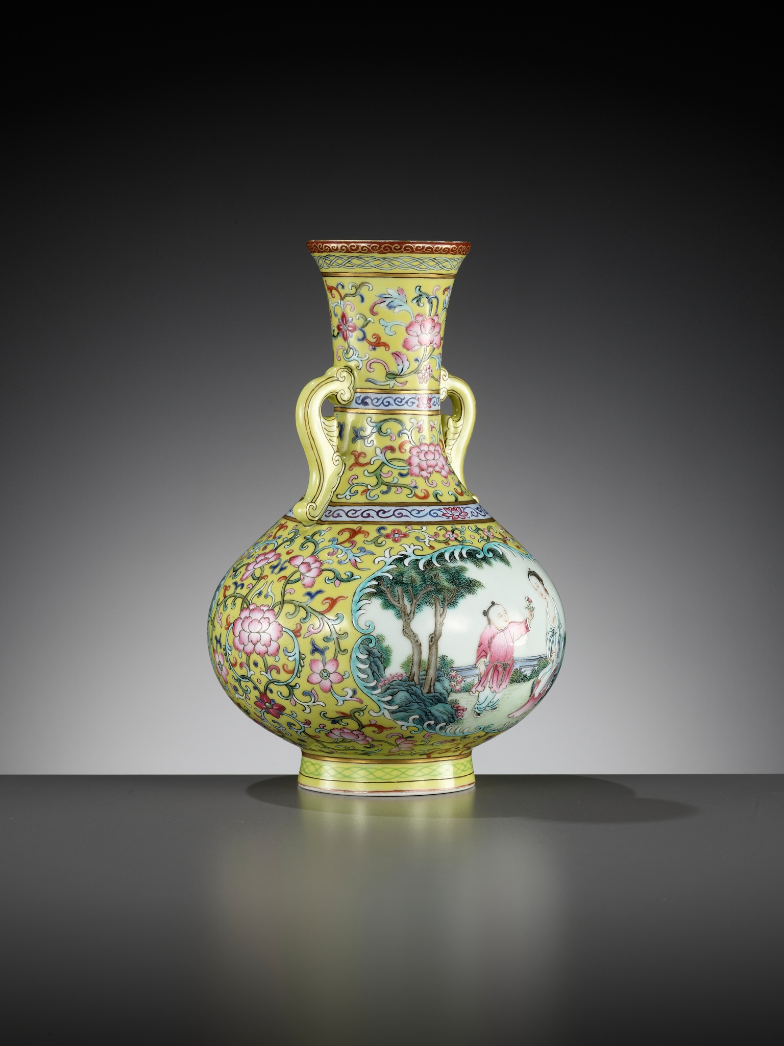 A MAGNIFICENT IMPERIAL-YELLOW GROUND FAMILLE ROSE 'LADY AND CHILD' VASE, QING DYNASTY - Image 10 of 14