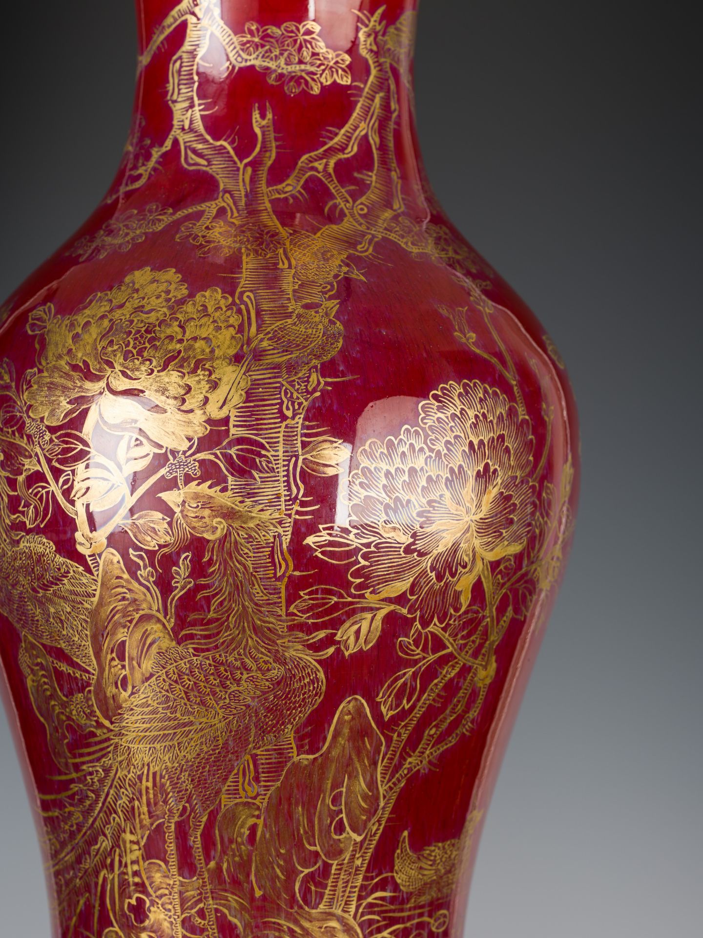 A RED-GLAZED AND GILT DECORATED 'BIRDS WORSHIPPING THE PHOENIX' VASE, LATE QING DYNASTY - Image 2 of 8