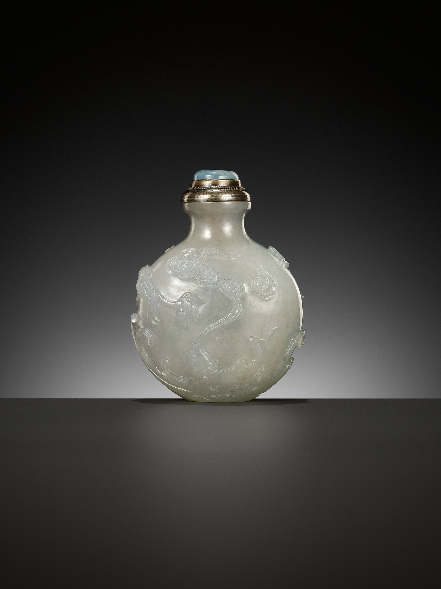 A JADEITE SNUFF BOTTLE DEPICTING A CARP TRANSFORMING INTO A DRAGON, CHINA, 1770-1850 - Image 3 of 15