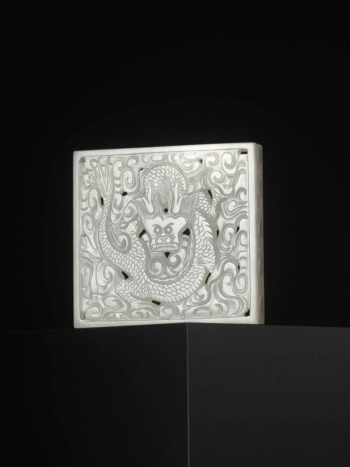 A WHITE JADE OPENWORK POMANDER BOX AND COVER, QIANLONG PERIOD - Image 9 of 11