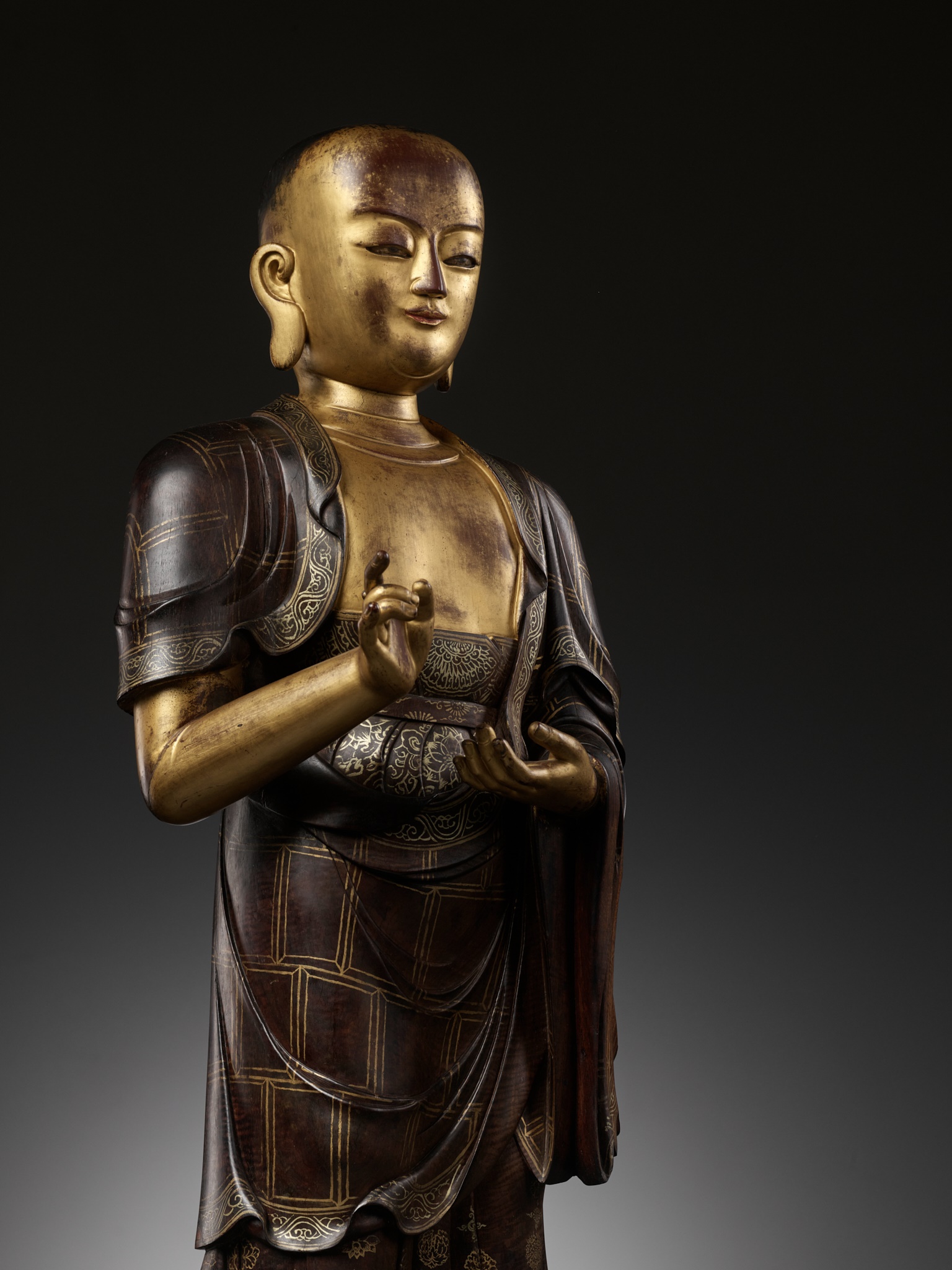 A LARGE AND HIGHLY IMPORTANT ZITAN AND GILT-LACQUERED STATUE OF SARIPUTRA, THE FIRST OF BUDDHA'S TWO - Image 21 of 26