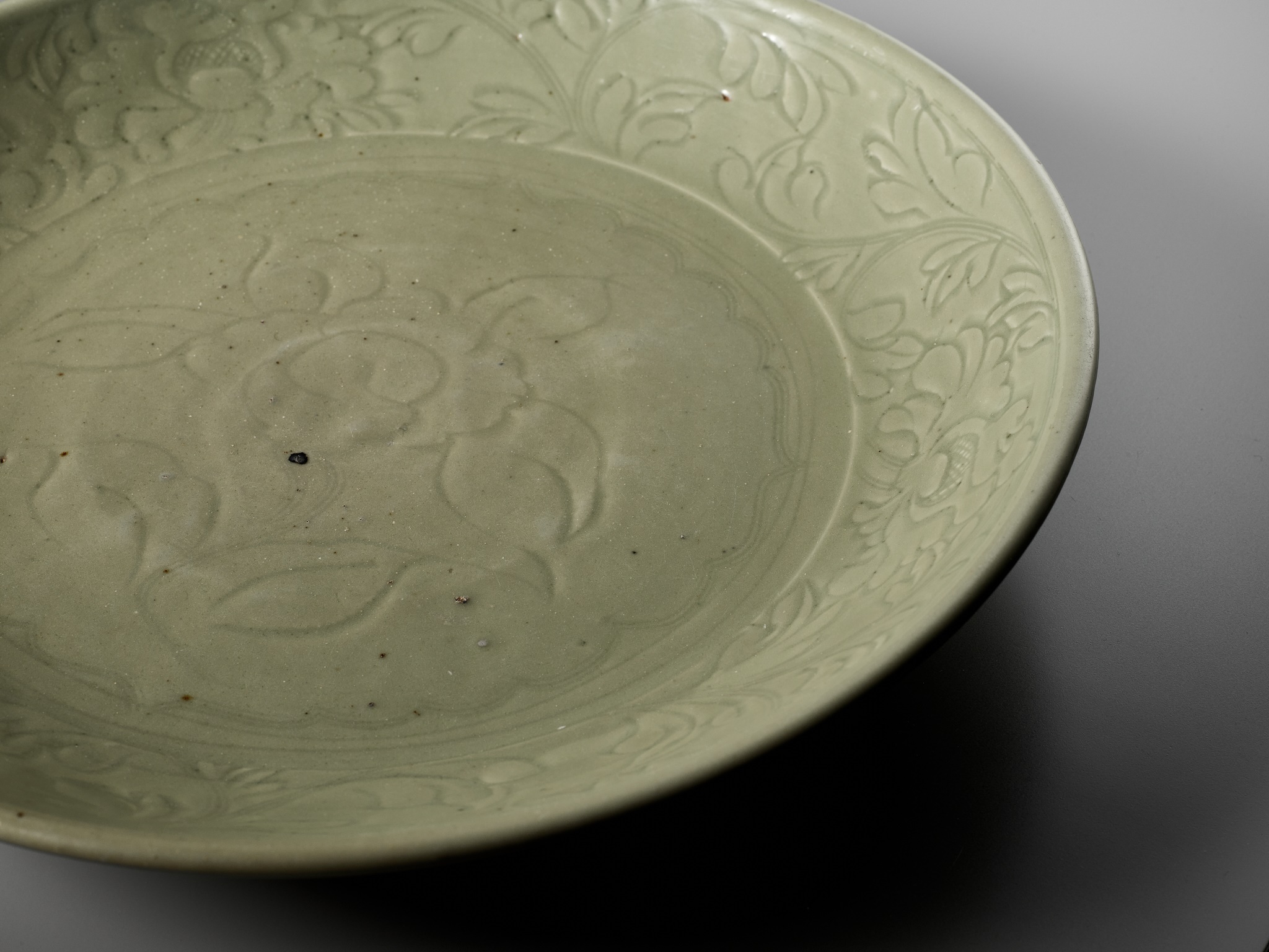A LARGE AND FINELY CARVED 'PEONY' LONGQUAN CELADON CHARGER, MING DYNASTY - Image 16 of 16