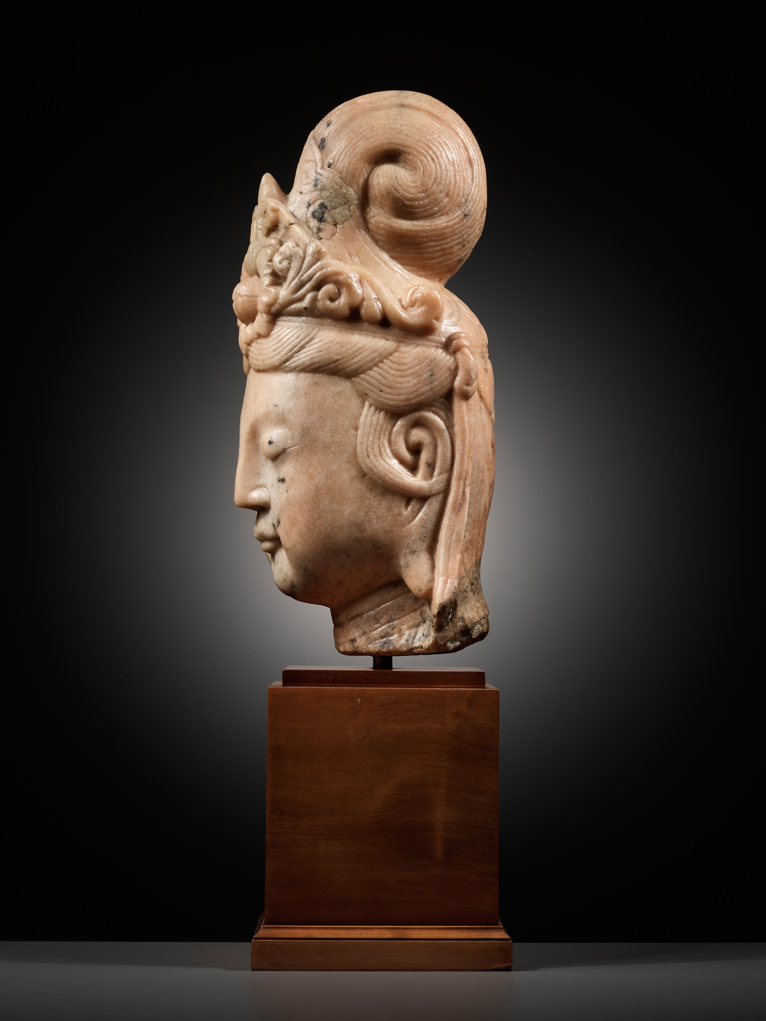 A LARGE PINK MARBLE HEAD OF GUANYIN, QING DYNASTY - Image 5 of 10