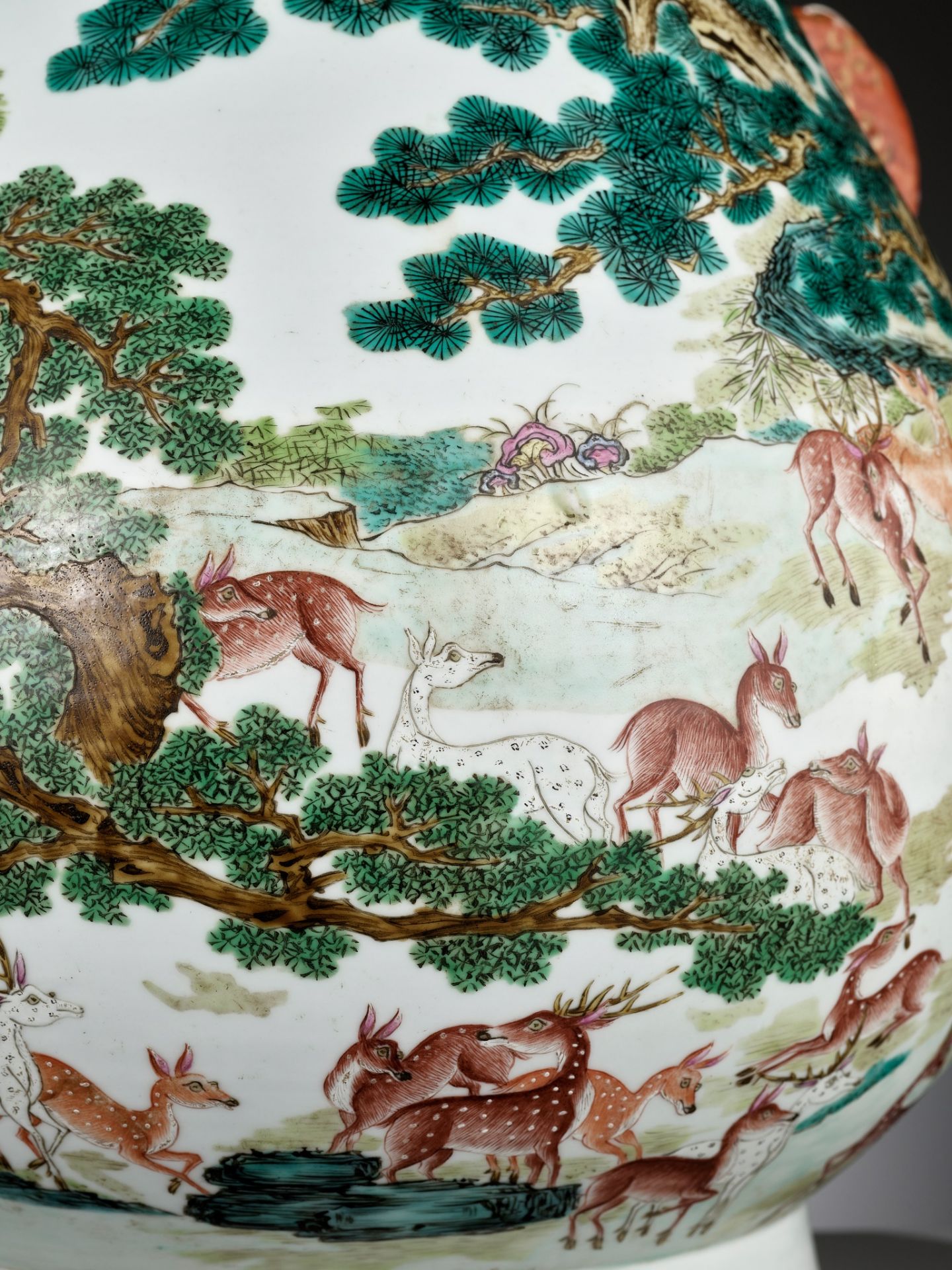 A FAMILLE ROSE 'HUNDRED DEER' (BAI LU) HU-FORM VASE, LATE QING TO EARLY REPUBLIC PERIOD - Bild 17 aus 17
