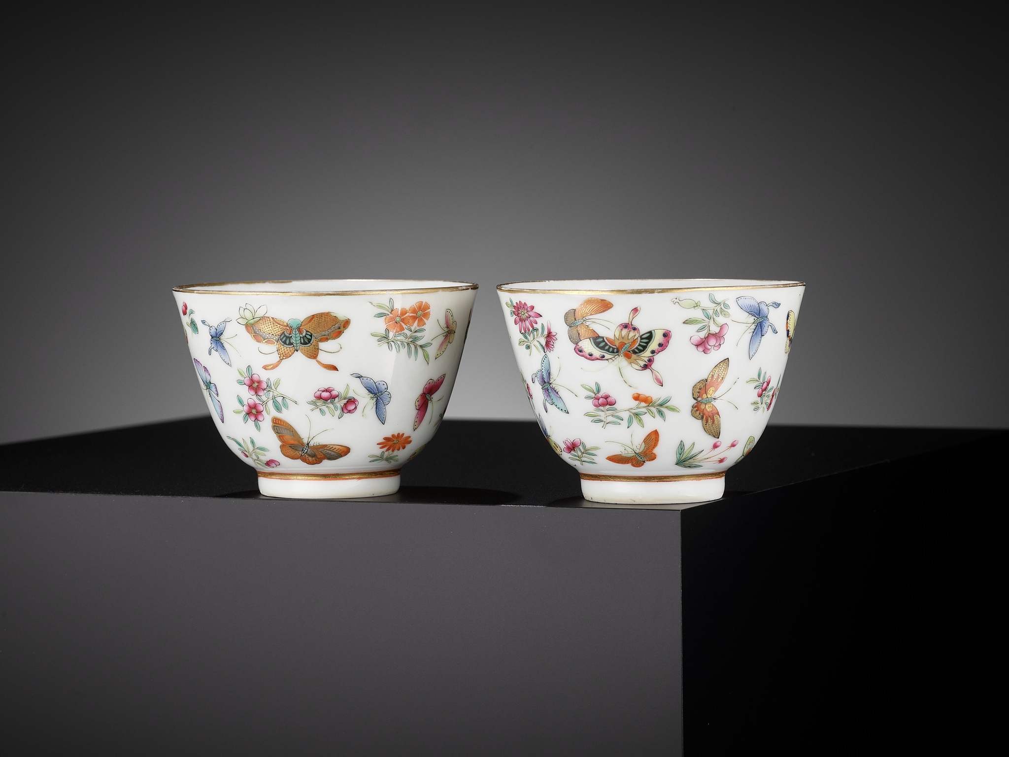 A SUPERB PAIR OF FAMILLE ROSE 'BUTTERFLY' BOWLS, GUANGXU MARKS AND PERIOD - Image 9 of 13