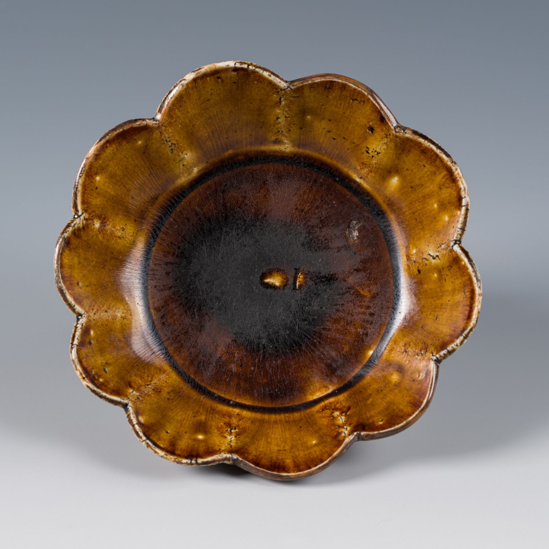 A BROWN-GLAZED FOLIATE-RIMMED DISH, LIAO TO EARLY SONG DYNASTY