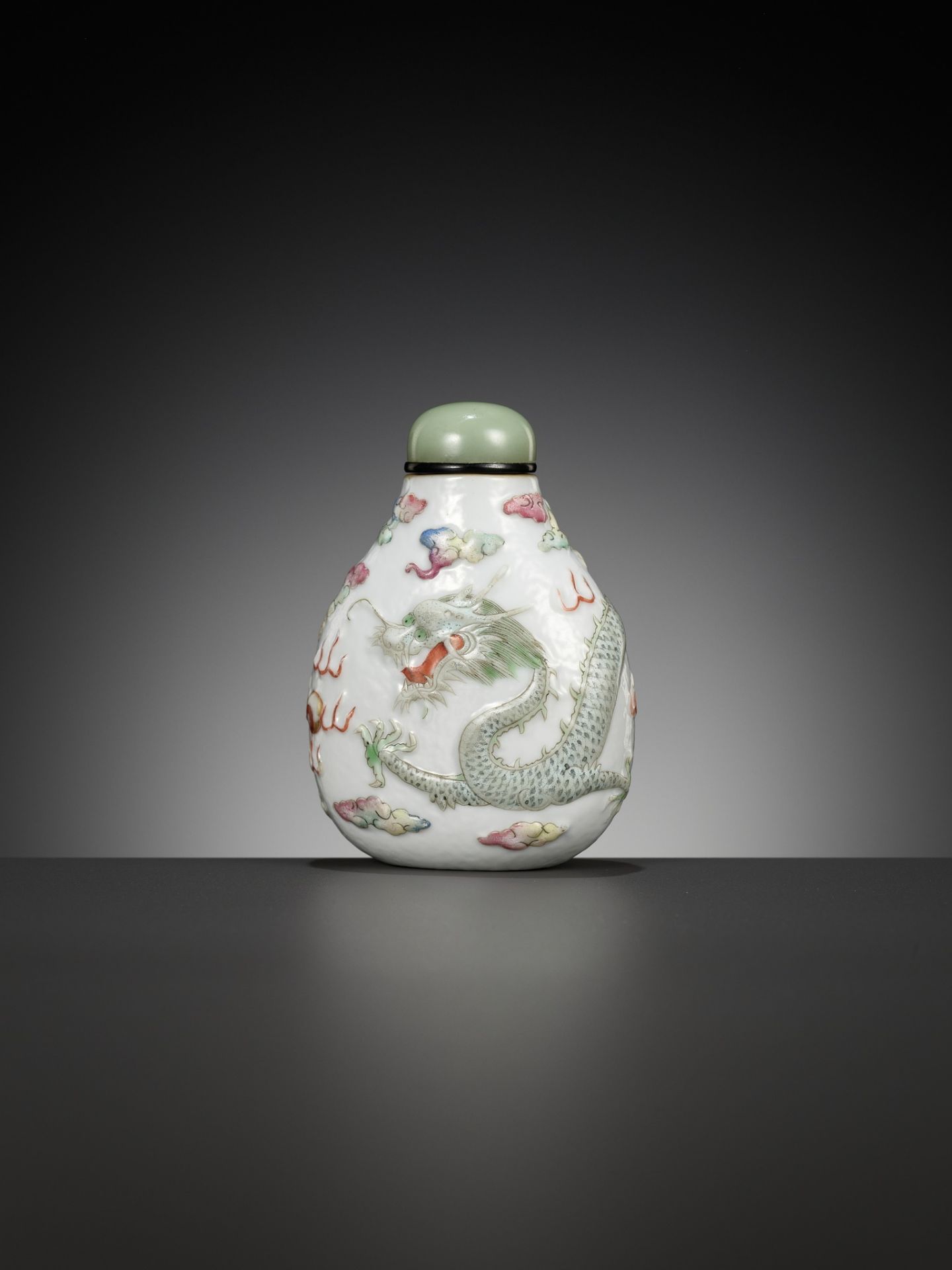 A MOLDED AND CARVED 'DRAGON' FAMILLE ROSE PORCELAIN SNUFF BOTTLE, SIGNED LIQUAN, CHINA, 1853-1864 - Bild 14 aus 16