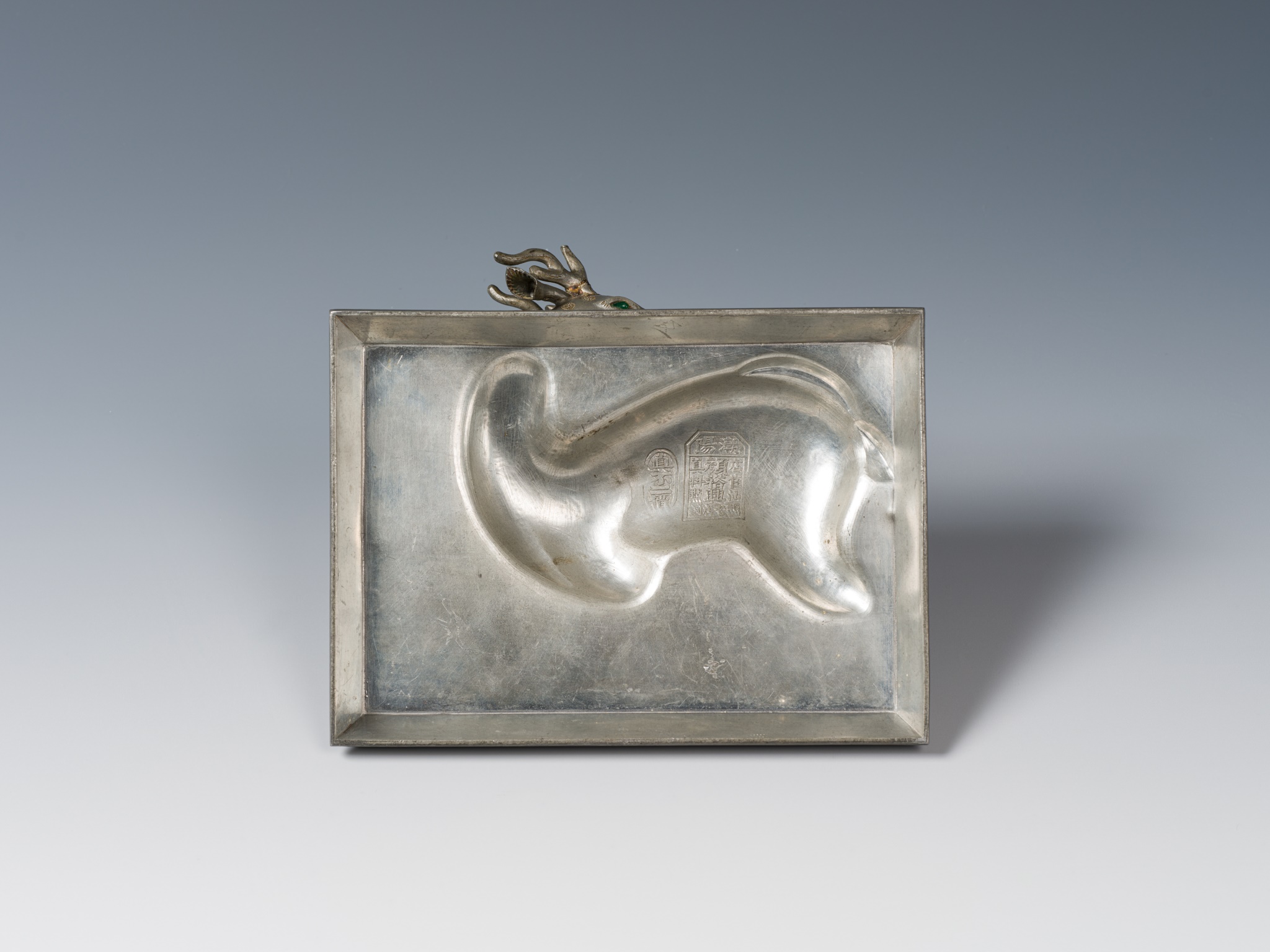 A JADE-INLAID PEWTER 'DEER WITH LINGZHI' ARCHAISTIC VESSEL AND COVER, FU, QING DYNASTY - Image 15 of 15