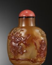 A CAMEO AGATE 'ZHONG KUI' SNUFF BOTTLE, OFFICIAL SCHOOL, CHINA, 1770-1840