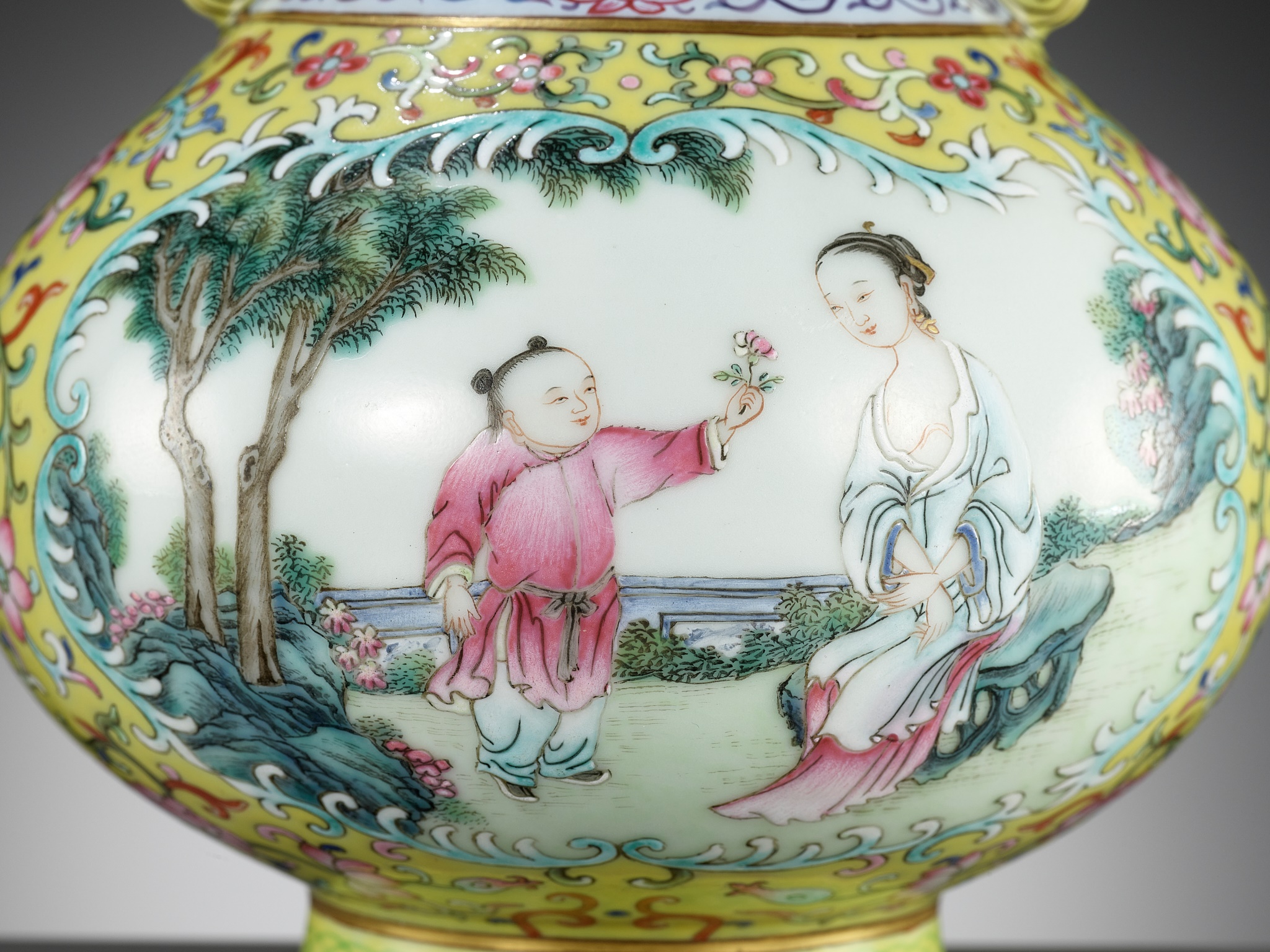 A MAGNIFICENT IMPERIAL-YELLOW GROUND FAMILLE ROSE 'LADY AND CHILD' VASE, QING DYNASTY - Image 6 of 14