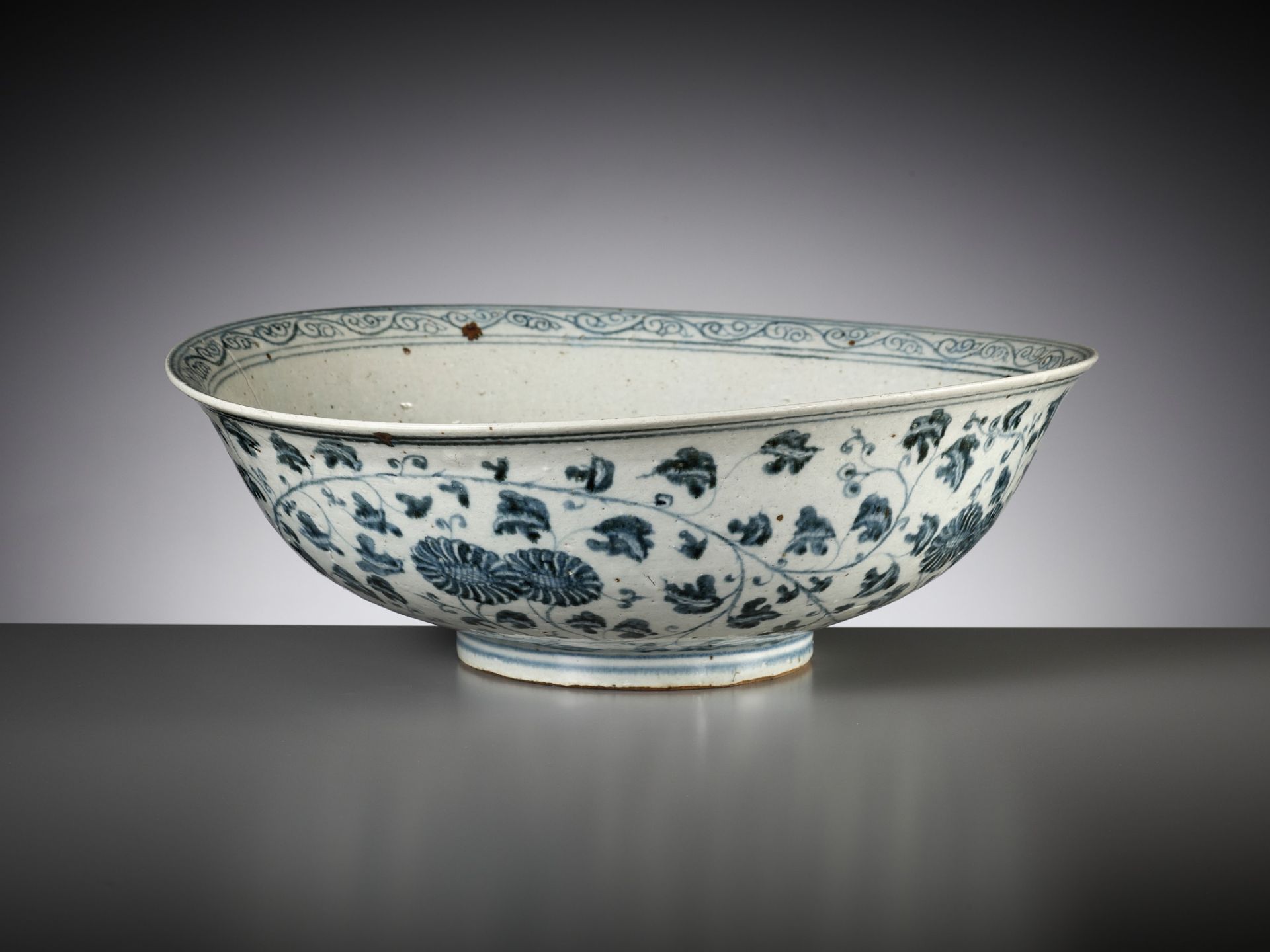 A LARGE ANNAMESE BLUE AND WHITE BOWL, VIETNAM, 14TH-15TH CENTURY - Image 11 of 12