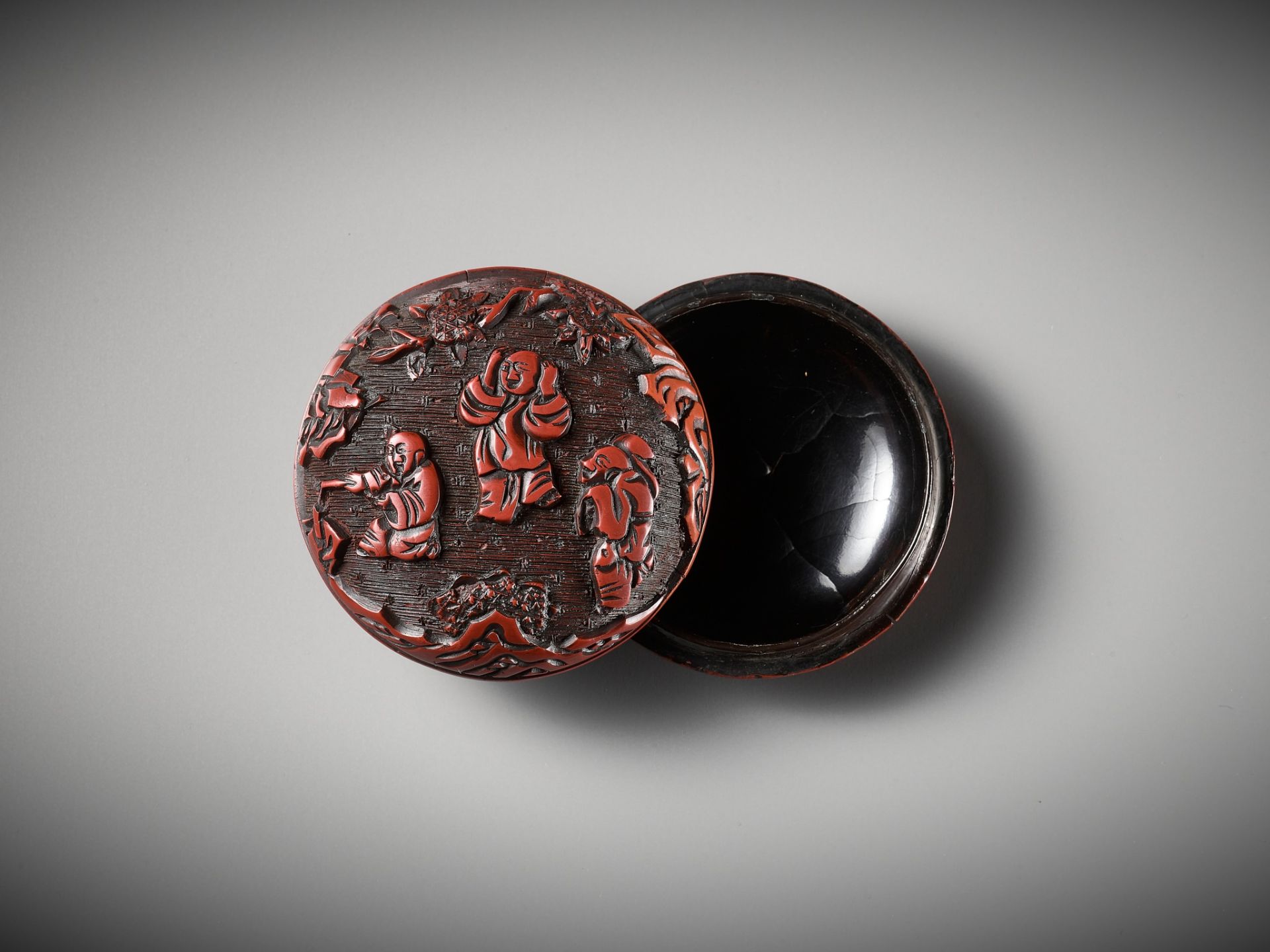 A CINNABAR LACQUER 'PLAYING BOYS' SEAL PASTE BOX AND COVER, MING DYNASTY - Image 7 of 11