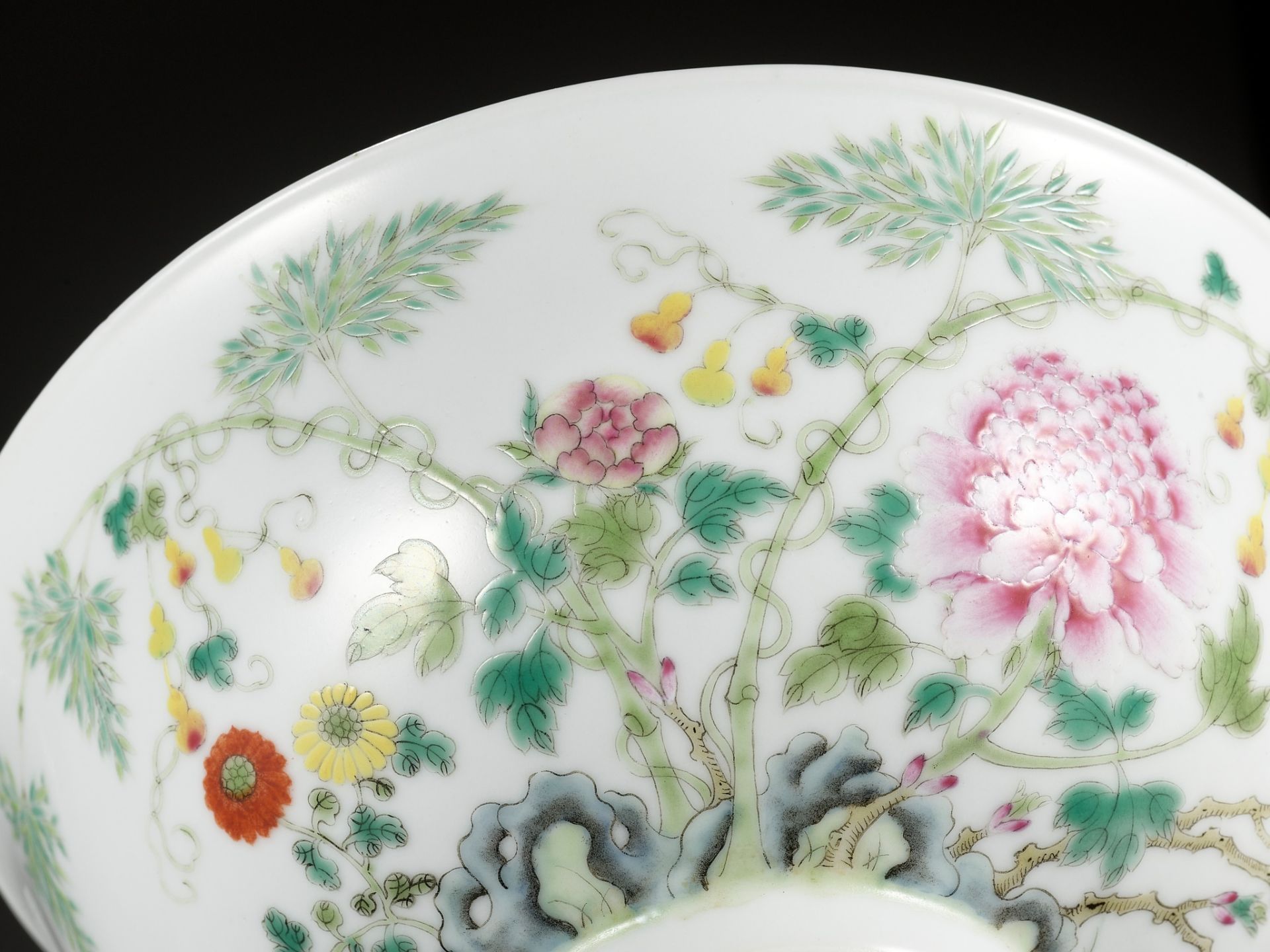 A LARGE FAMILLE-ROSE 'FLORAL' BOWL, GUANGXU MARK AND PERIOD - Image 2 of 12