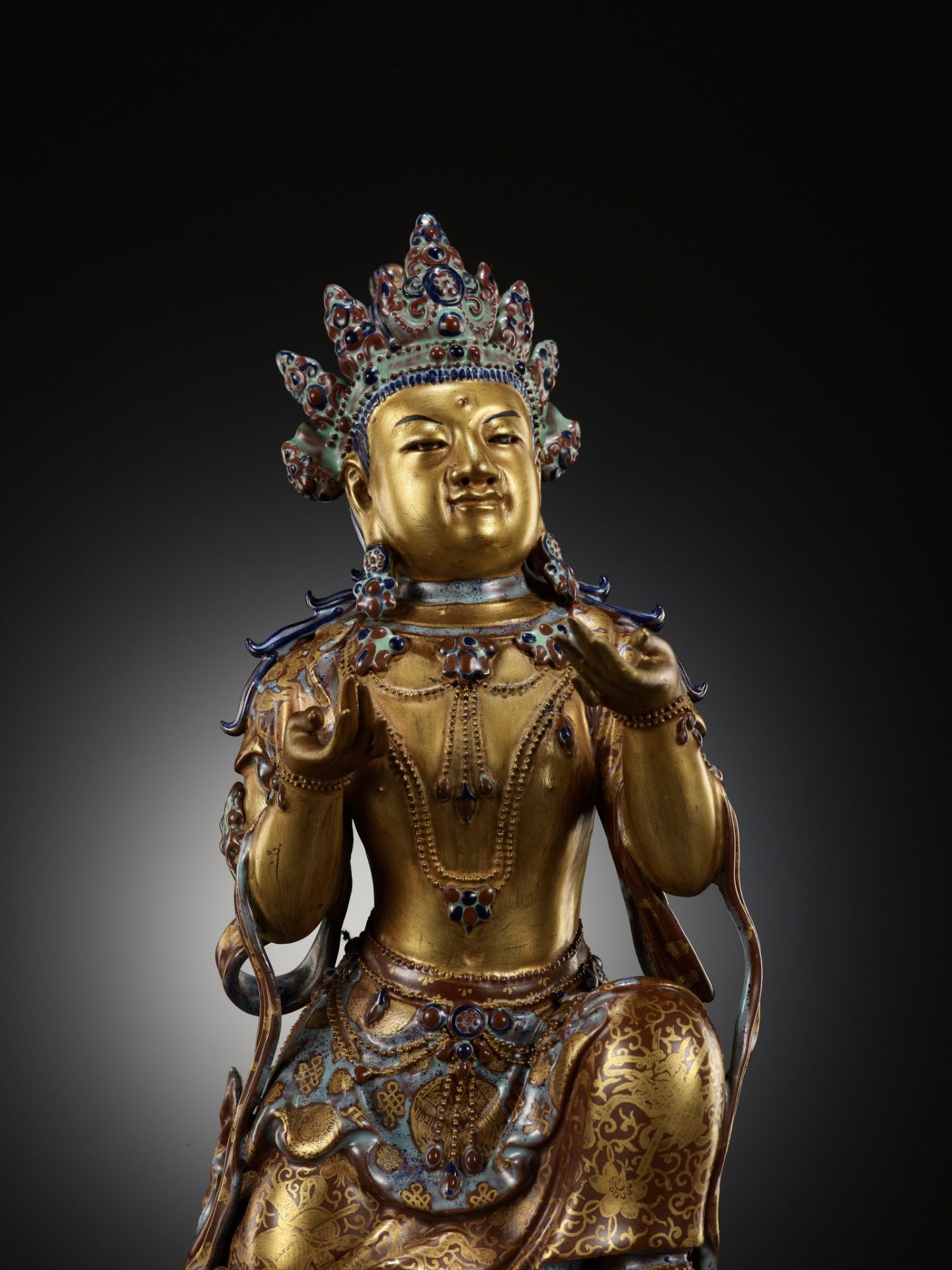 A ROBIN'S-EGG-GLAZED AND GILT PORCELAIN FIGURE OF A BODHISATTVA, QIANLONG TO JIAQING PERIOD - Image 21 of 23
