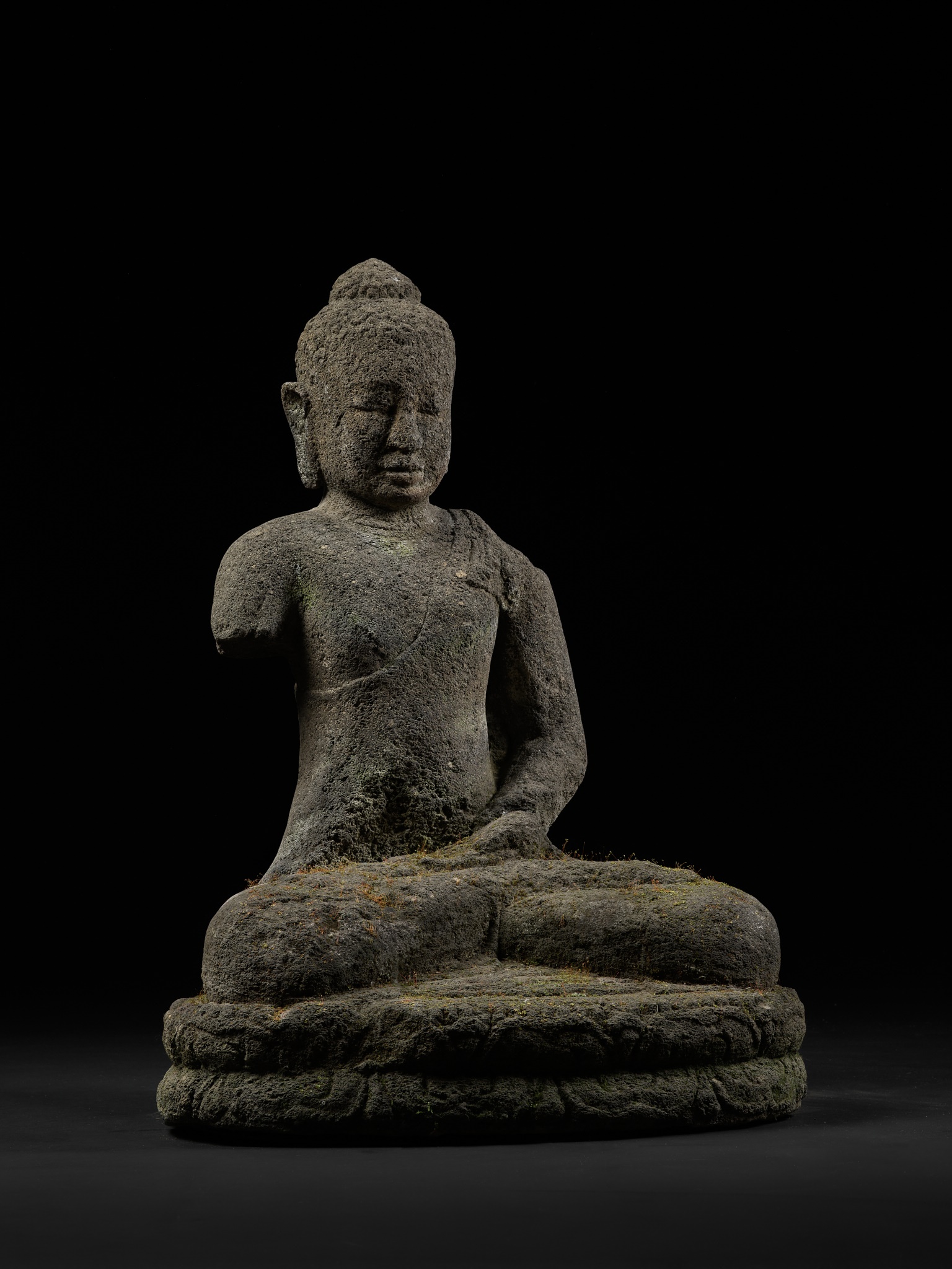 A VOLCANIC STONE FIGURE OF BUDDHA, CENTRAL JAVA, INDONESIA, FIRST HALF OF THE 9TH CENTURY - Image 9 of 14