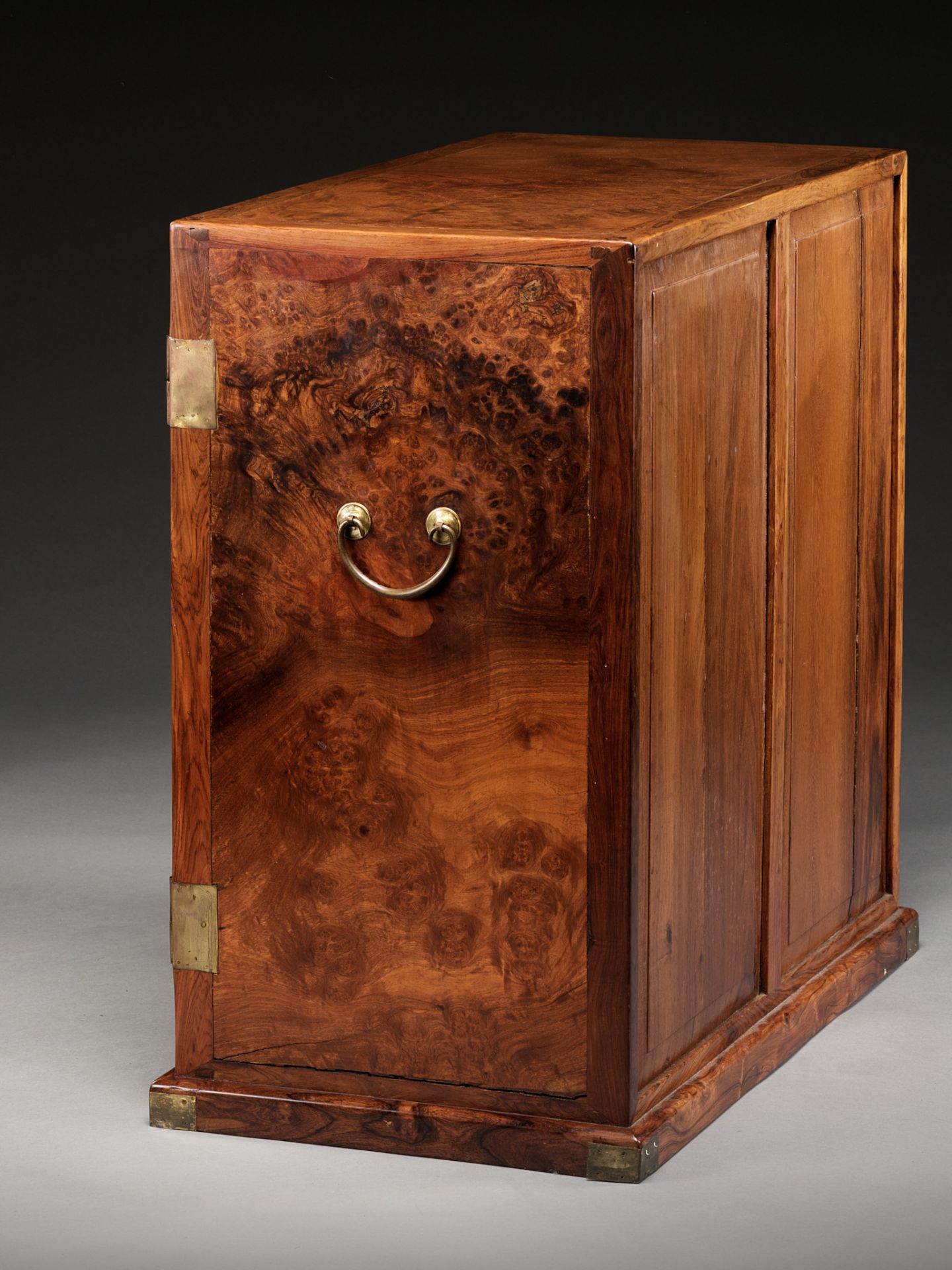 A LARGE HUANGHUALI APOTHECARY CABINET (YAOGUI) WITH FOURTEEN DRAWERS, EARLY QING DYNASTY - Bild 8 aus 20
