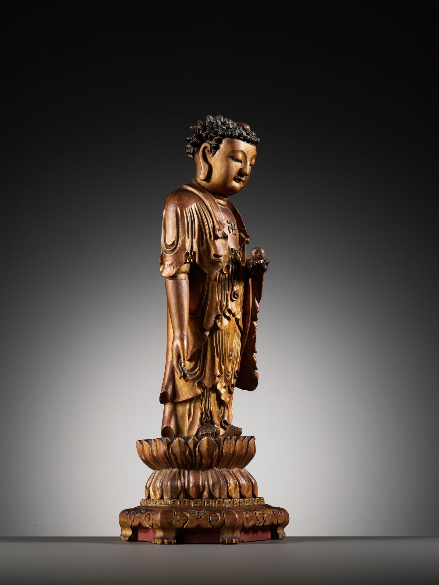 A LACQUER-GILT WOOD FIGURE OF THE STANDING BUDDHA, CHINA, 17TH - 18TH CENTURY - Image 14 of 15