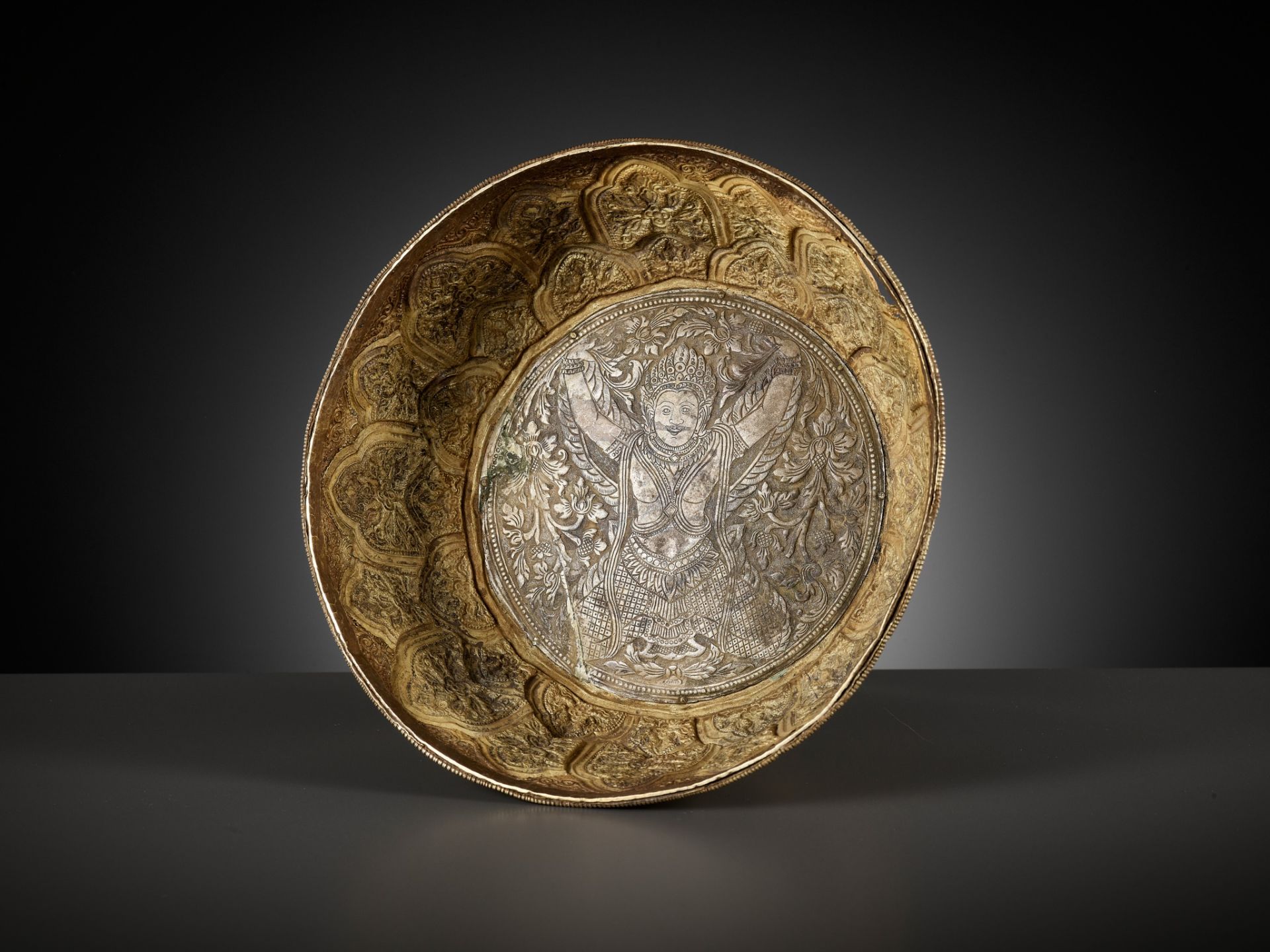 A SILVER-INLAID GOLD REPOUSSÉ BOWL DEPICTING GARUDA, VIETNAM,FORMER KINGDOMS OF CHAMPA,CIRCA 10TH C. - Image 16 of 18