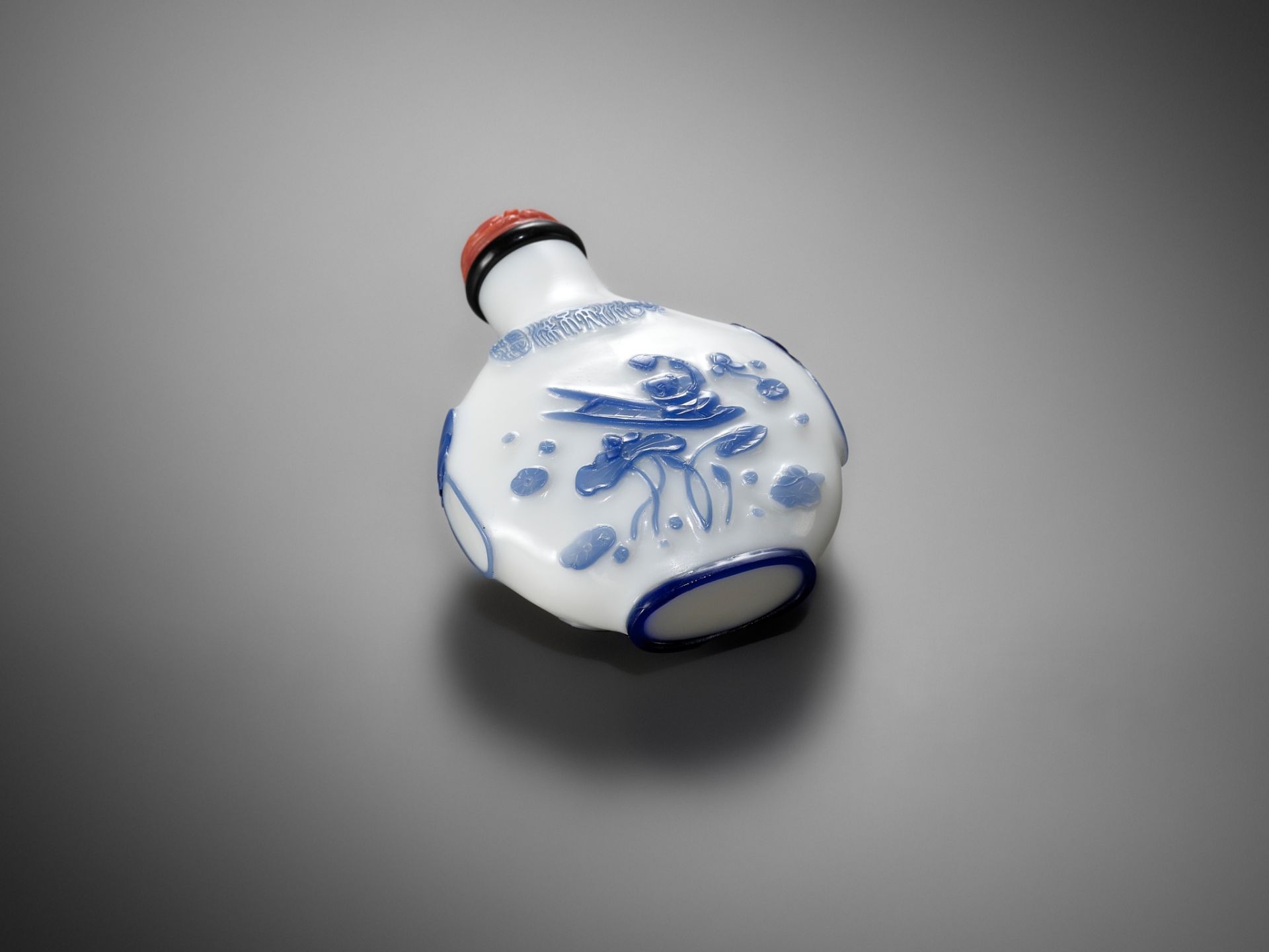 AN INSCRIBED SAPPHIRE-BLUE OVERLAY GLASS SNUFF BOTTLE, YANGZHOU SCHOOL, CHINA, 1800-1880 - Bild 20 aus 20