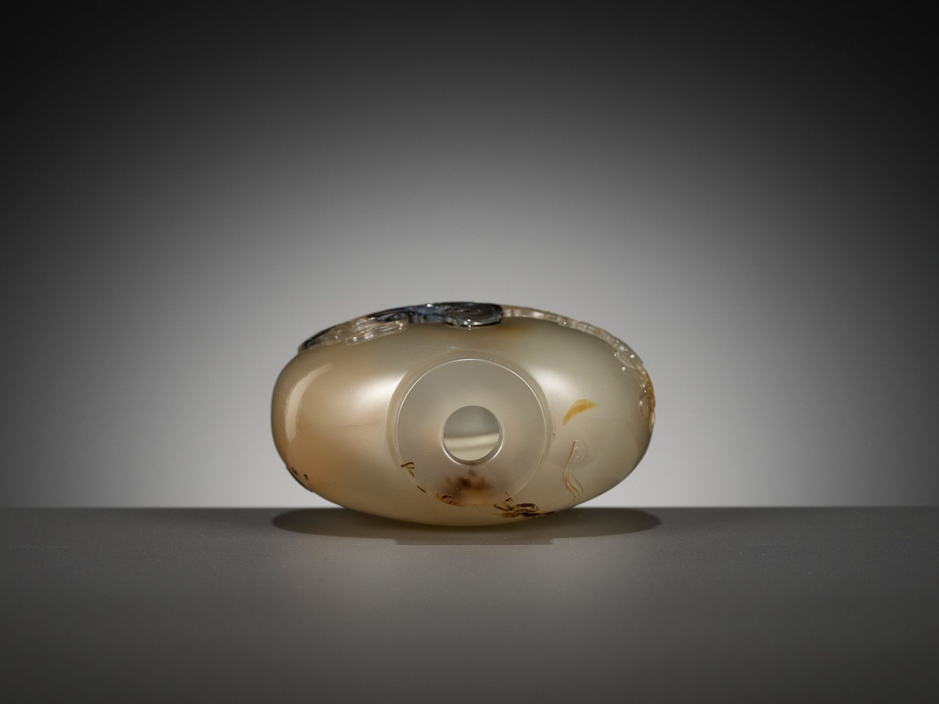 A CAMEO AGATE SNUFF BOTTLE,ATTRIBUTED TO THE CAMEO INK-PLAY MASTER,OFFICIAL SCHOOL,POSSIBLY IMPERIAL - Bild 14 aus 15