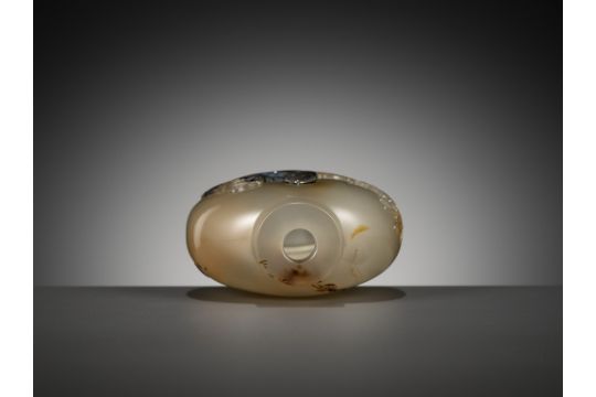 A CAMEO AGATE SNUFF BOTTLE,ATTRIBUTED TO THE CAMEO INK-PLAY MASTER,OFFICIAL SCHOOL,POSSIBLY IMPERIAL - Image 14 of 15