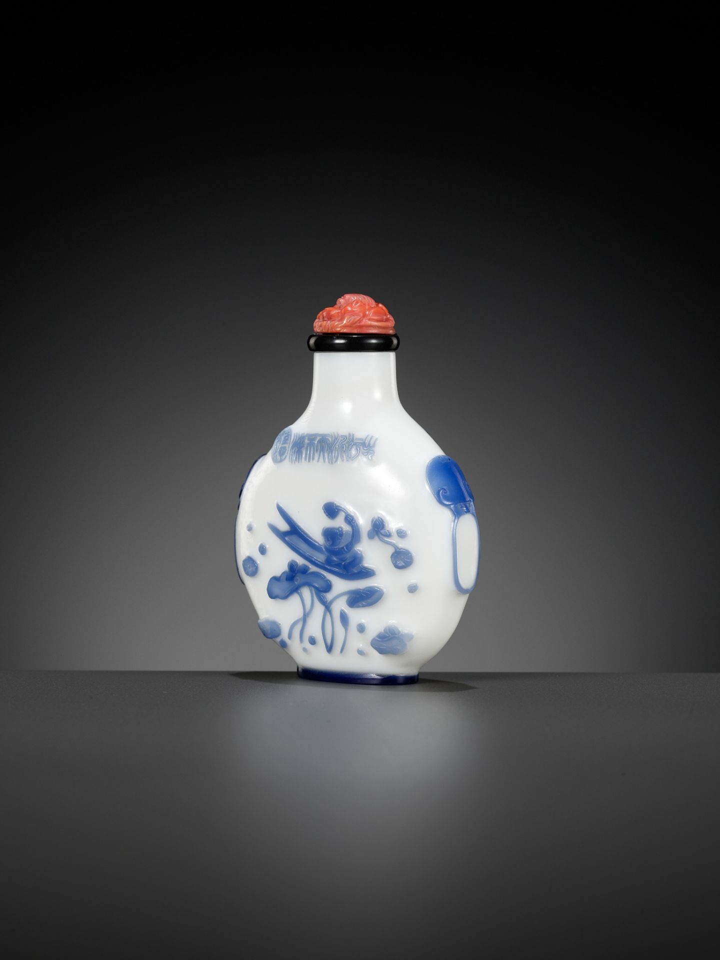 AN INSCRIBED SAPPHIRE-BLUE OVERLAY GLASS SNUFF BOTTLE, YANGZHOU SCHOOL, CHINA, 1800-1880 - Bild 11 aus 20