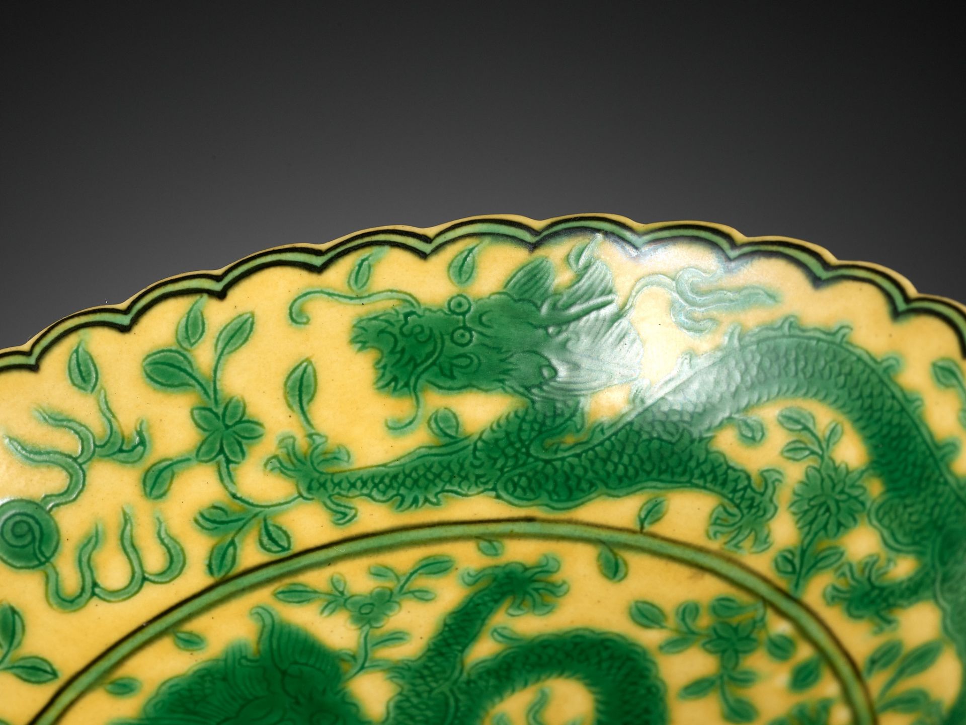 A PAIR OF YELLOW-GROUND AND GREEN-ENAMELLED 'DRAGON' DISHES, QIANLONG MARK AND OF THE PERIOD - Image 14 of 18