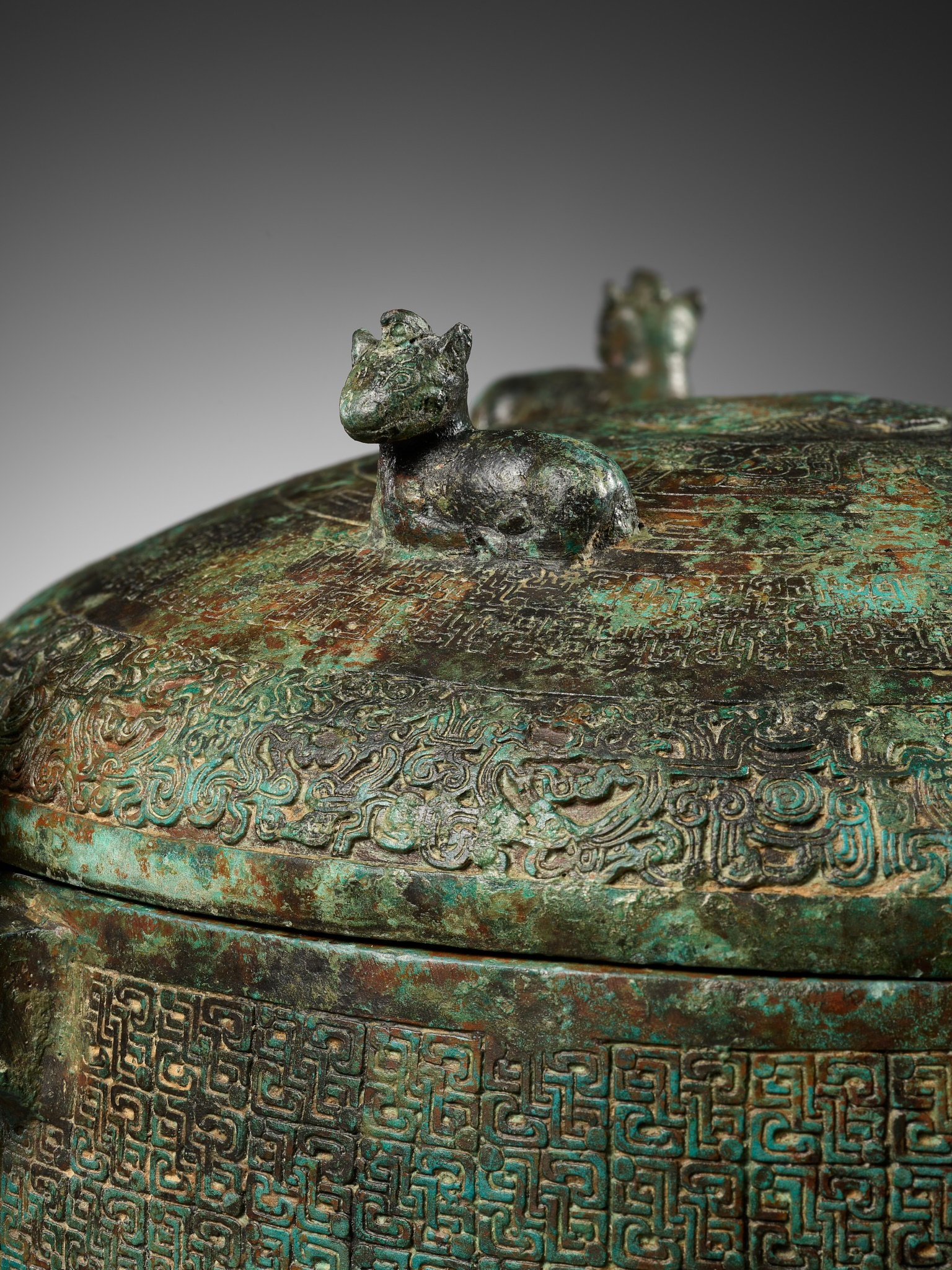 A LARGE INSCRIBED BRONZE RITUAL FOOD VESSEL AND COVER, DING, SPRING AND AUTUMN PERIOD - Image 3 of 24