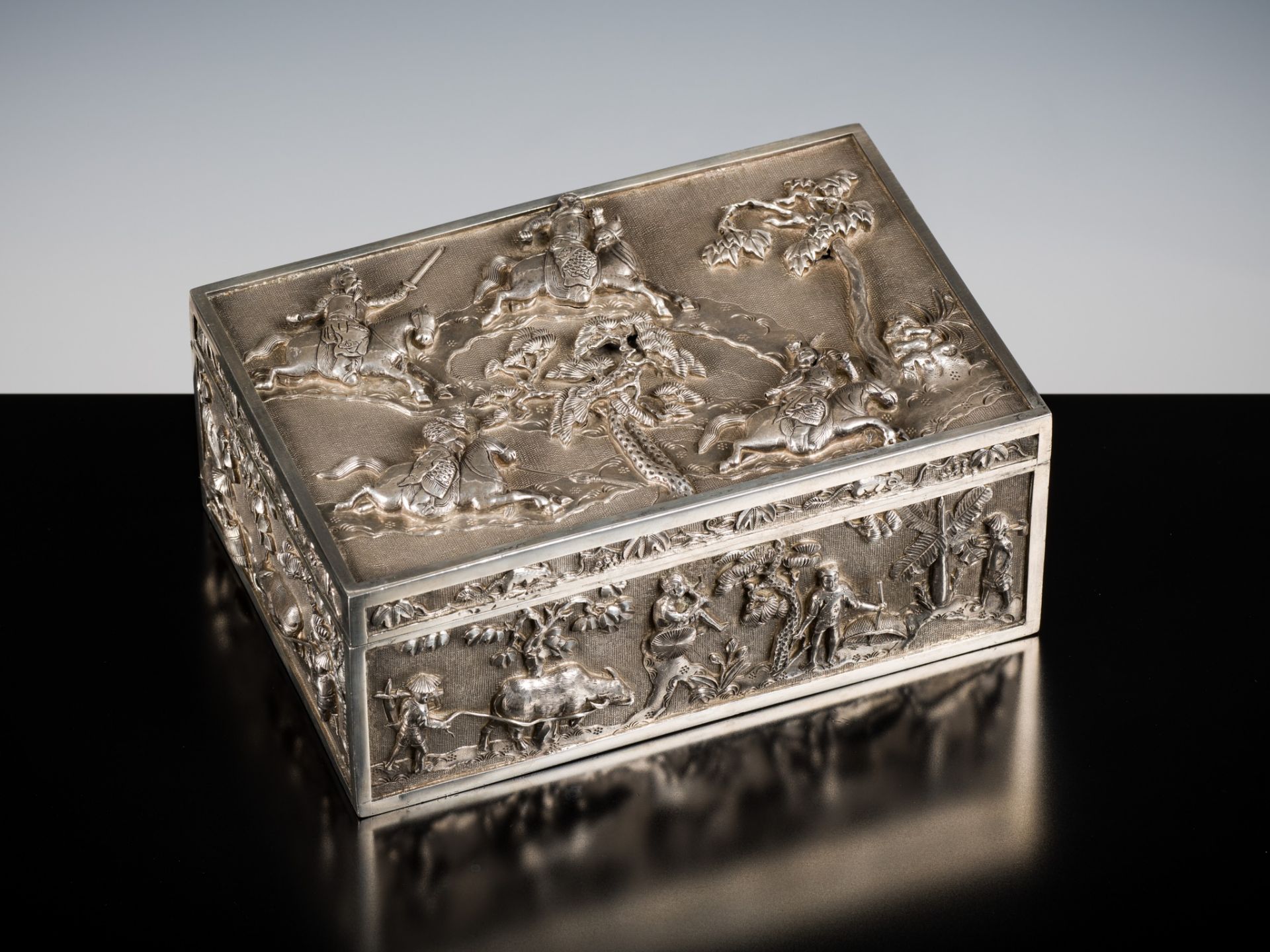 AN EXPORT SILVER REPOUSSE CIGAR BOX AND COVER, TONG YI MARK, LATE QING DYNASTY