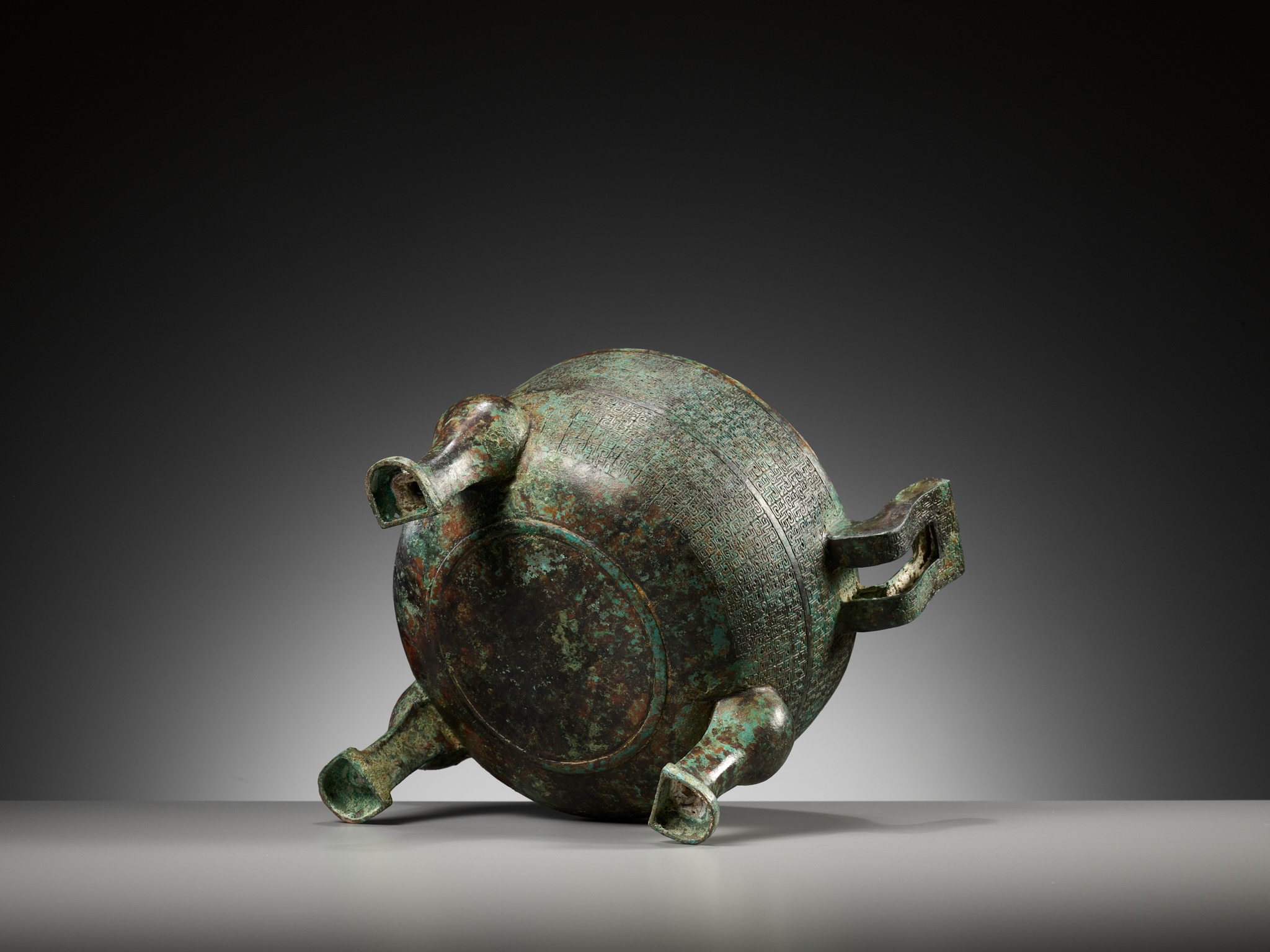 A LARGE INSCRIBED BRONZE RITUAL FOOD VESSEL AND COVER, DING, SPRING AND AUTUMN PERIOD - Image 20 of 24