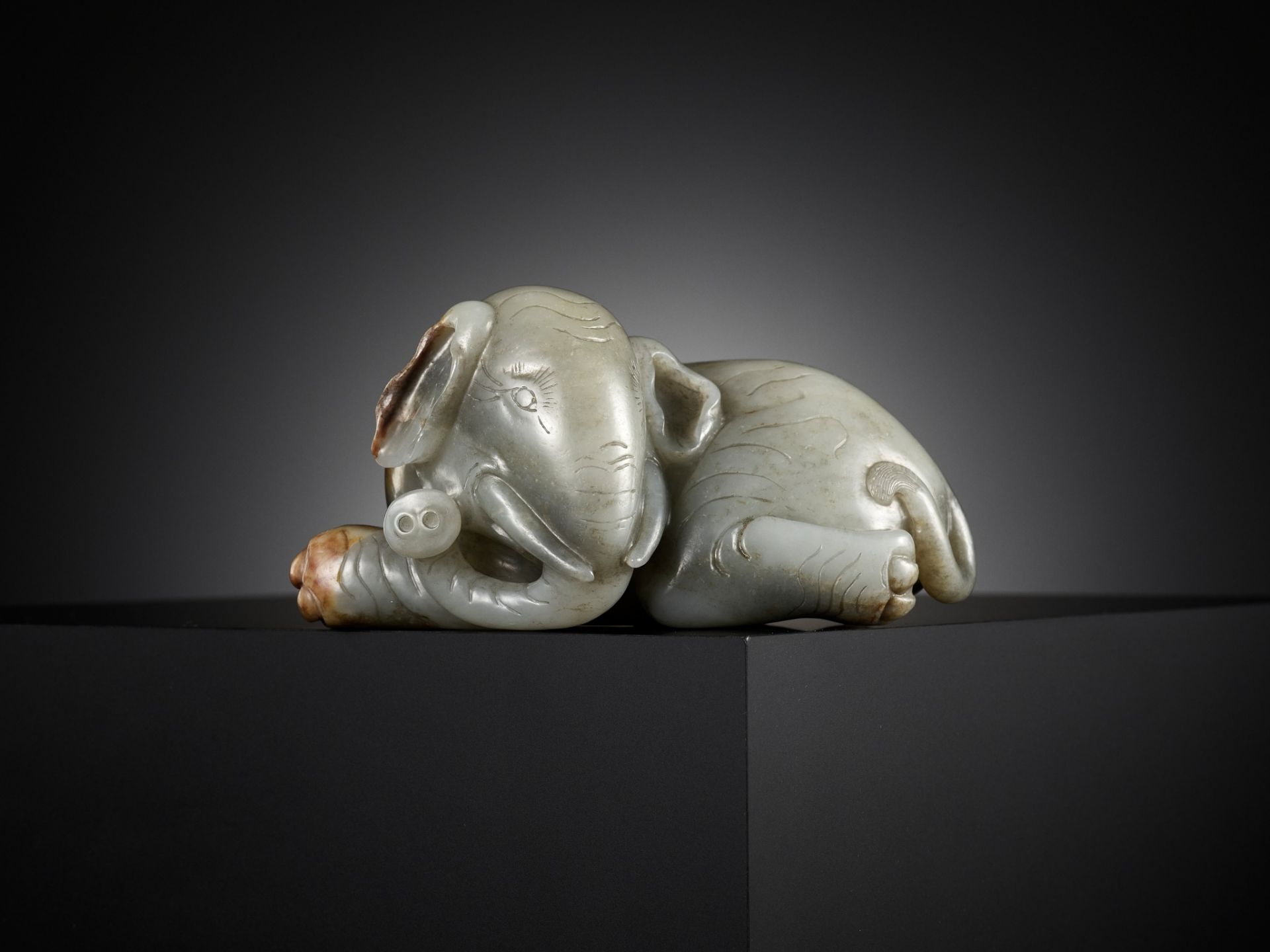 A GRAY AND RUSSET JADE FIGURE OF A RECUMBENT ELEPHANT, LATE MING TO MID-QING DYNASTY - Image 9 of 15