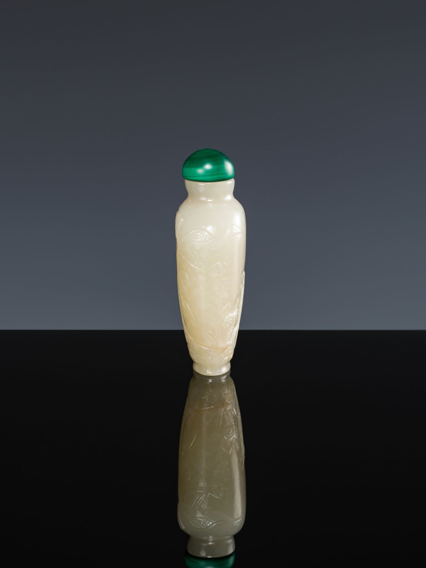 A WHITE JADE 'DEER AND CRANE' SNUFF BOTTLE, MID-QING DYNASTY - Image 8 of 10