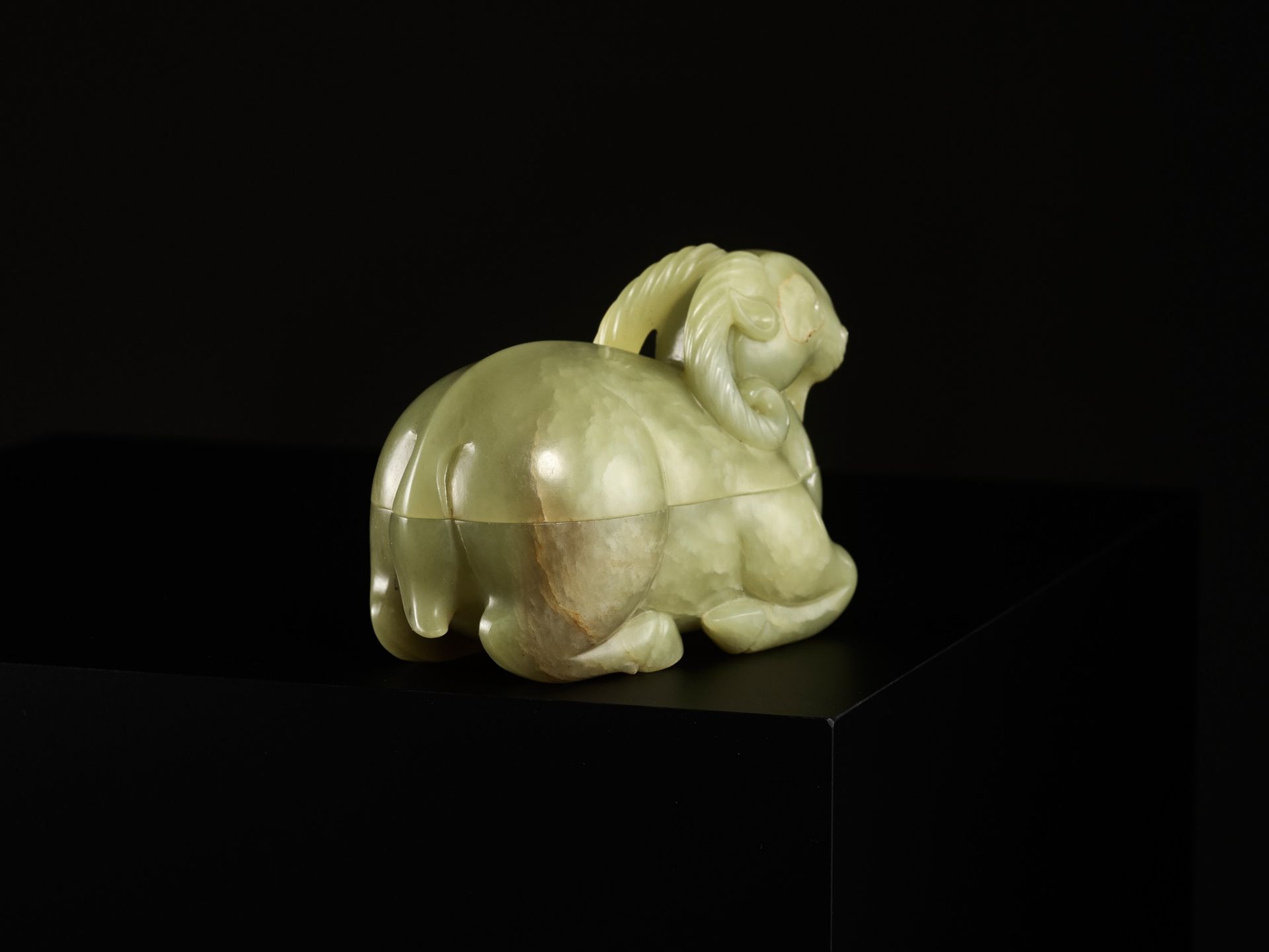 A CARVED CELADON JADE BOX AND COVER IN THE FORM OF A RAM, QING DYNASTY - Bild 8 aus 15