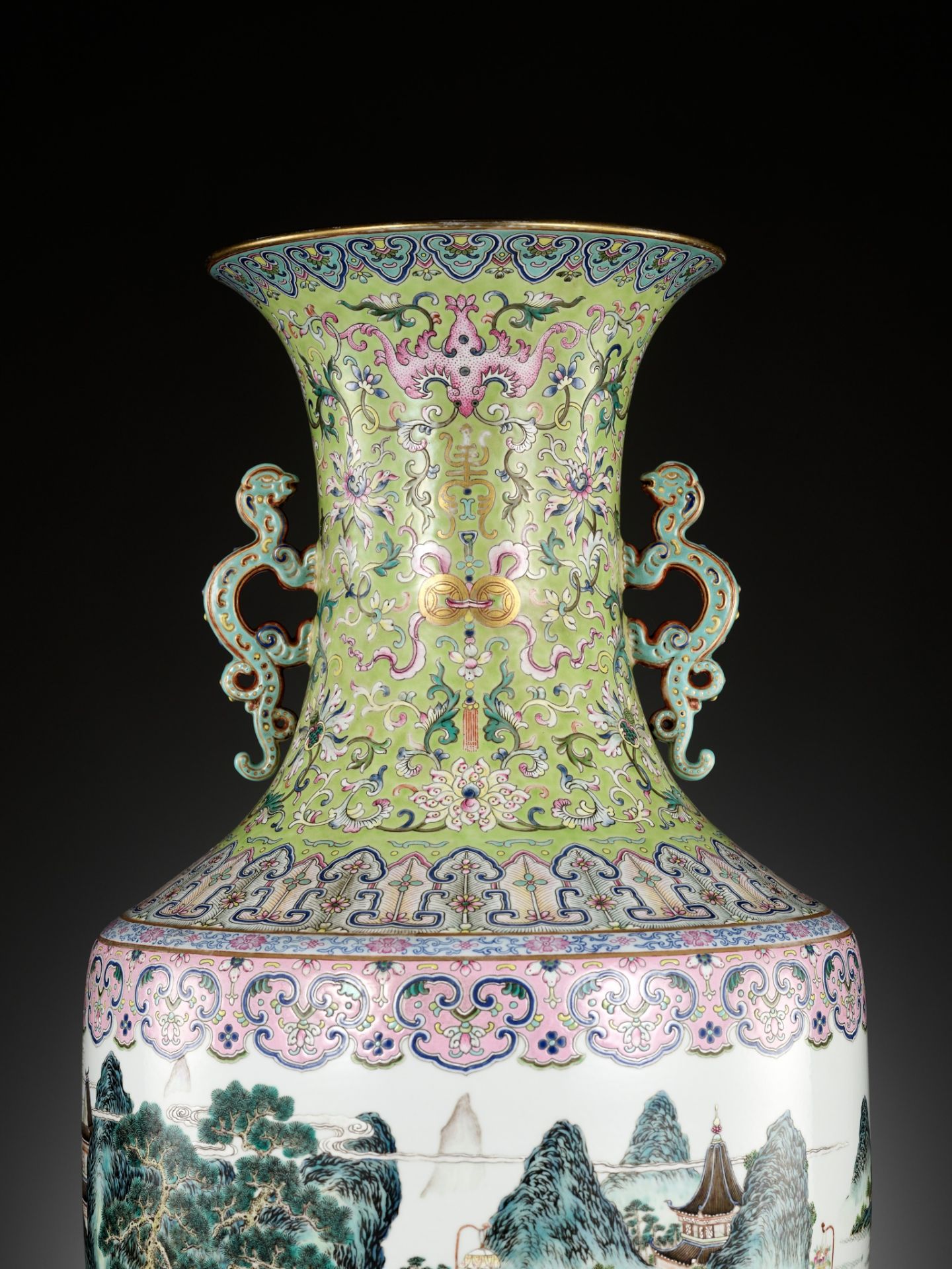 A MONUMENTAL GILT FAMILLE ROSE 'LADIES OF THE HAN PALACE' VASE, LATE QIANLONG - EARLY JIAQING - Bild 18 aus 22