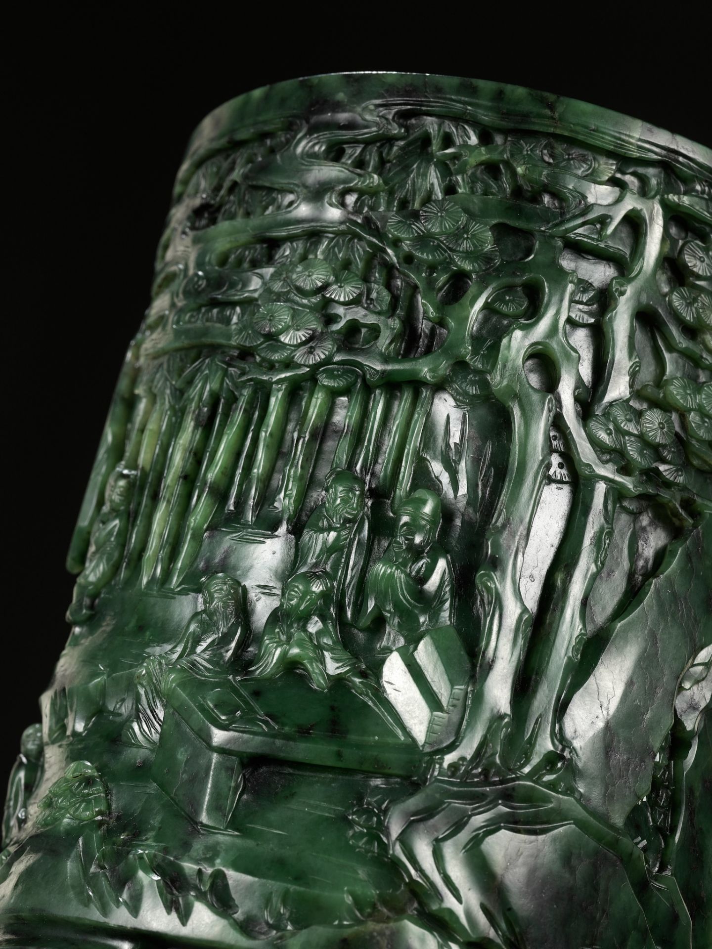 A SPINACH-GREEN JADE ‘SEVEN SAGES OF THE BAMBOO GROVE’ (ZHULIN QIXIAN) BRUSHPOT, BITONG, QIANLONG - Bild 9 aus 16