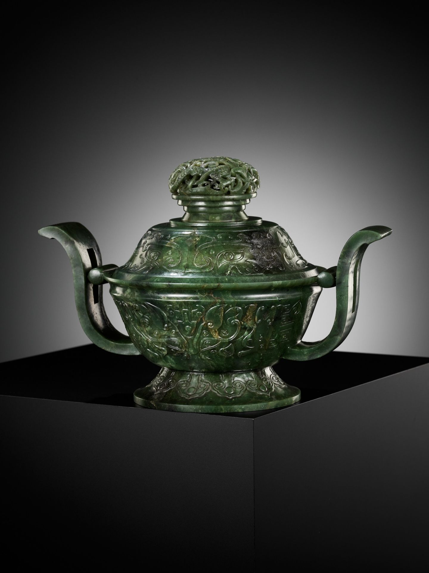 A SPINACH-GREEN JADE GUI-FORM CENSER AND COVER, QIANLONG PERIOD - Image 10 of 20