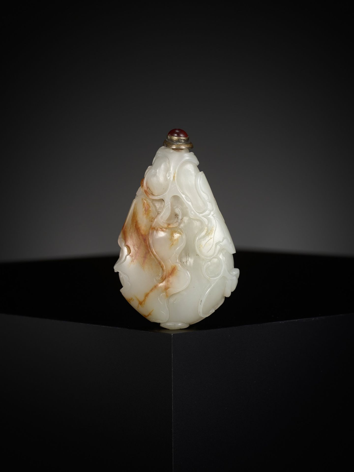 A WHITE AND RUSSET JADE 'GOURD AND BUTTERFLY' SNUFF BOTTLE, CHINA, 18TH CENTURY - Bild 8 aus 10