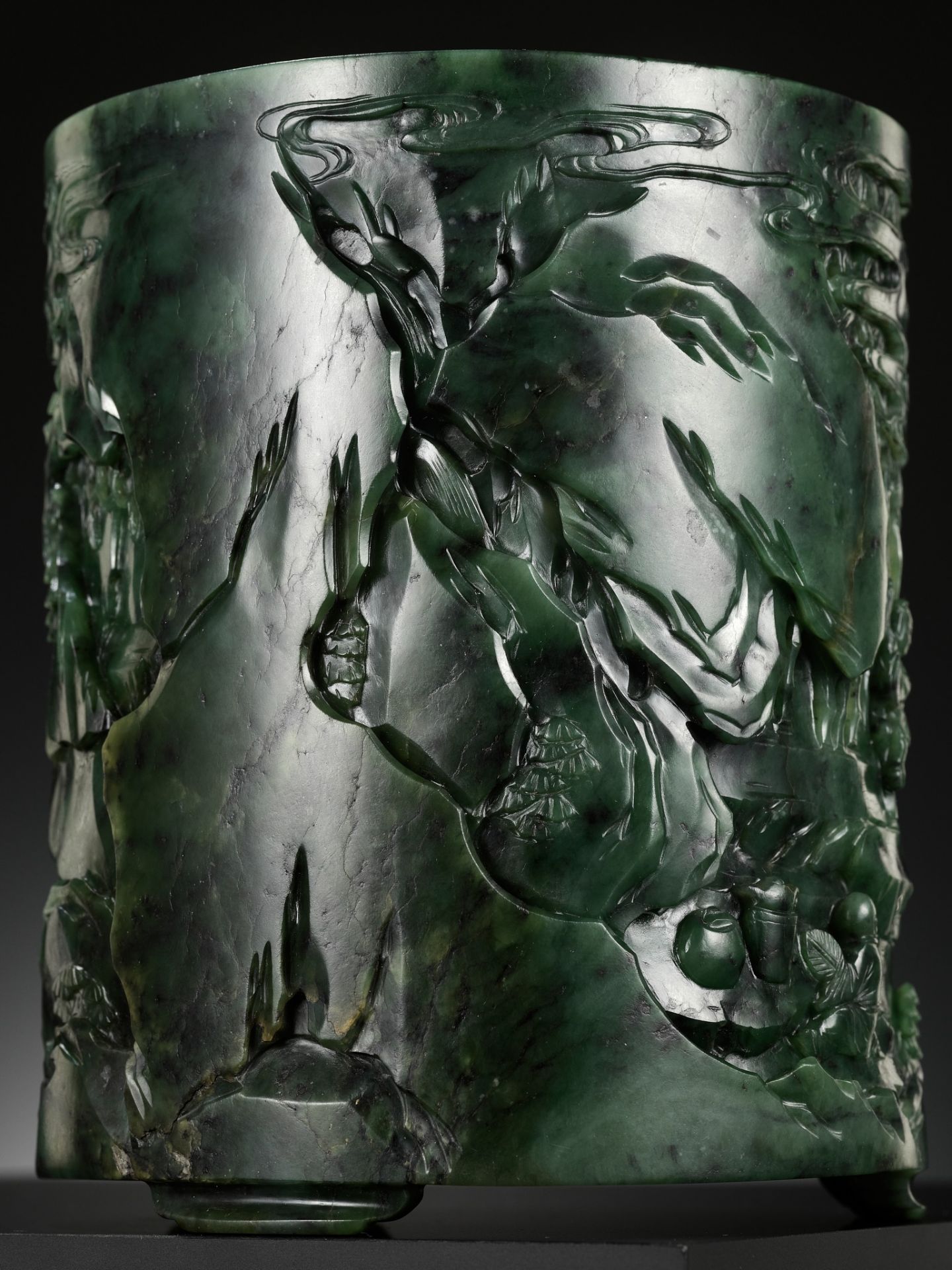 A SPINACH-GREEN JADE ‘SEVEN SAGES OF THE BAMBOO GROVE’ (ZHULIN QIXIAN) BRUSHPOT, BITONG, QIANLONG - Bild 7 aus 16