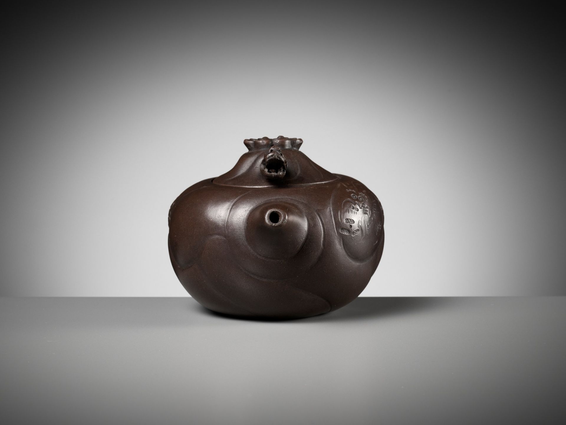 A YIXING STONEWARE 'DRAGON AND CARP' TEAPOT AND COVER, BY WANG YUYING, REPUBLIC PERIOD - Image 10 of 15