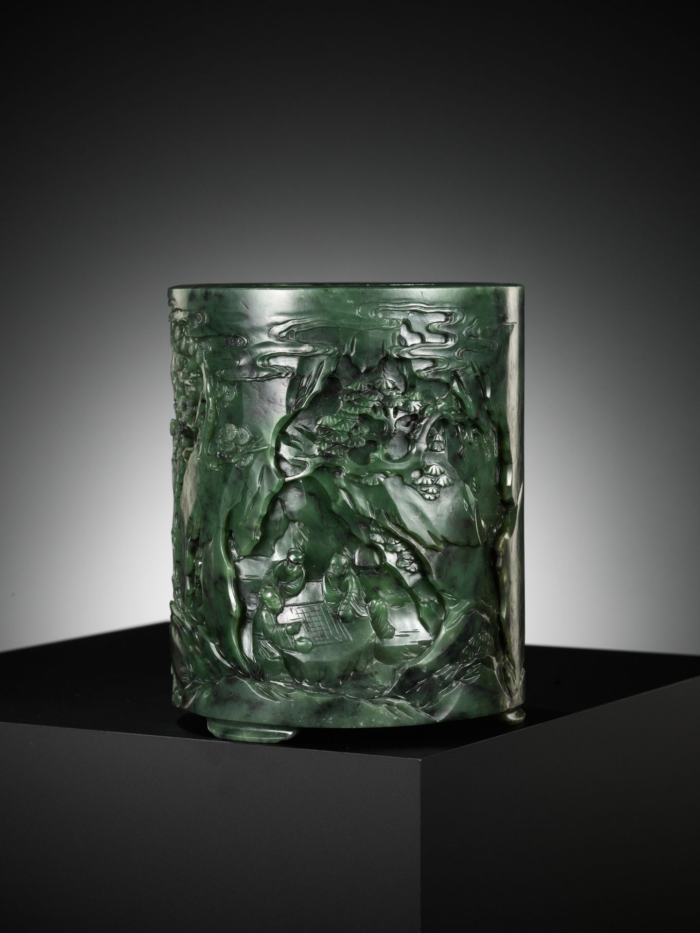 A SPINACH-GREEN JADE ‘SEVEN SAGES OF THE BAMBOO GROVE’ (ZHULIN QIXIAN) BRUSHPOT, BITONG, QIANLONG - Bild 11 aus 16