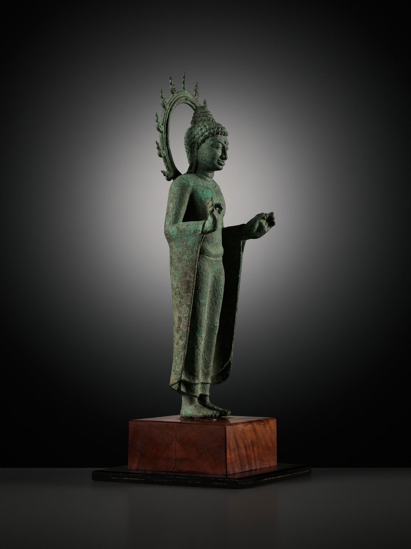 A BRONZE STATUE OF BUDDHA WITHIN A FLAMING AUREOLE, INDONESIA, CENTRAL JAVA, 8TH-9TH CENTURY - Bild 15 aus 19