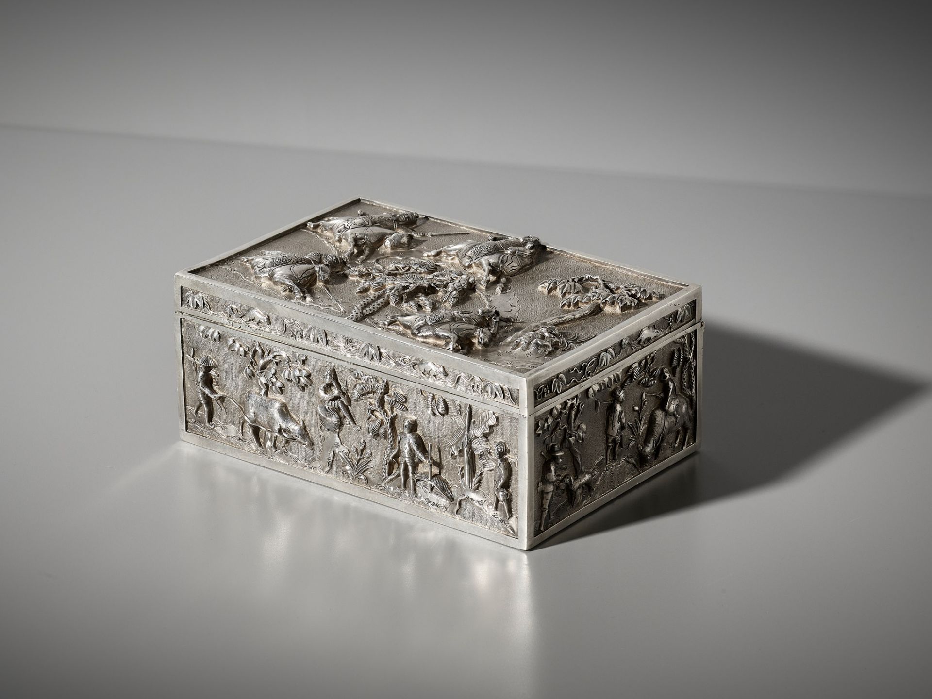 AN EXPORT SILVER REPOUSSE CIGAR BOX AND COVER, TONG YI MARK, LATE QING DYNASTY - Image 11 of 22