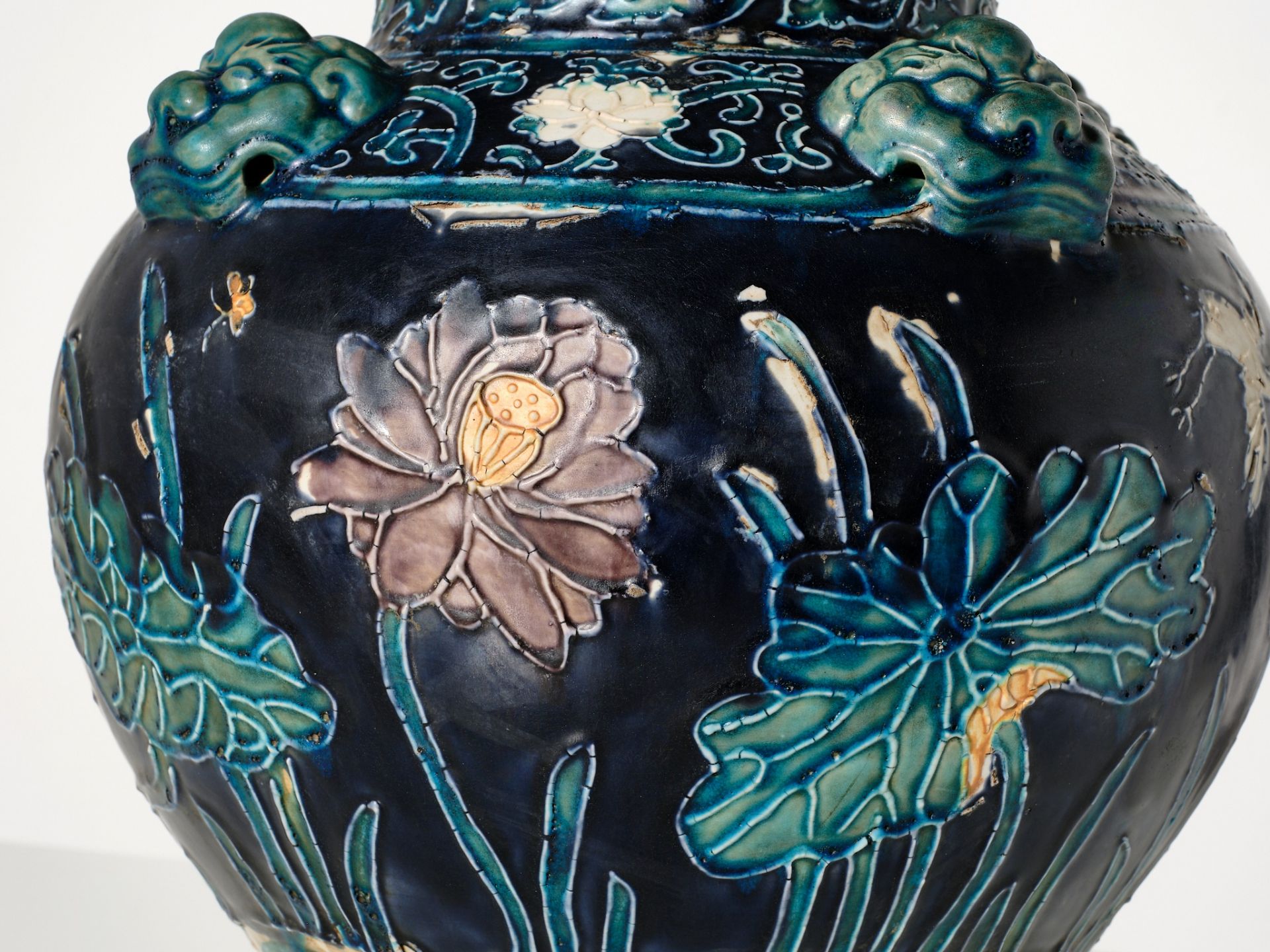 AN EARLY FAHUA-GLAZED 'LOTUS' JAR, GUAN, WITH FOUR LION-MASK HANDLES, MING DYNASTY - Image 8 of 14