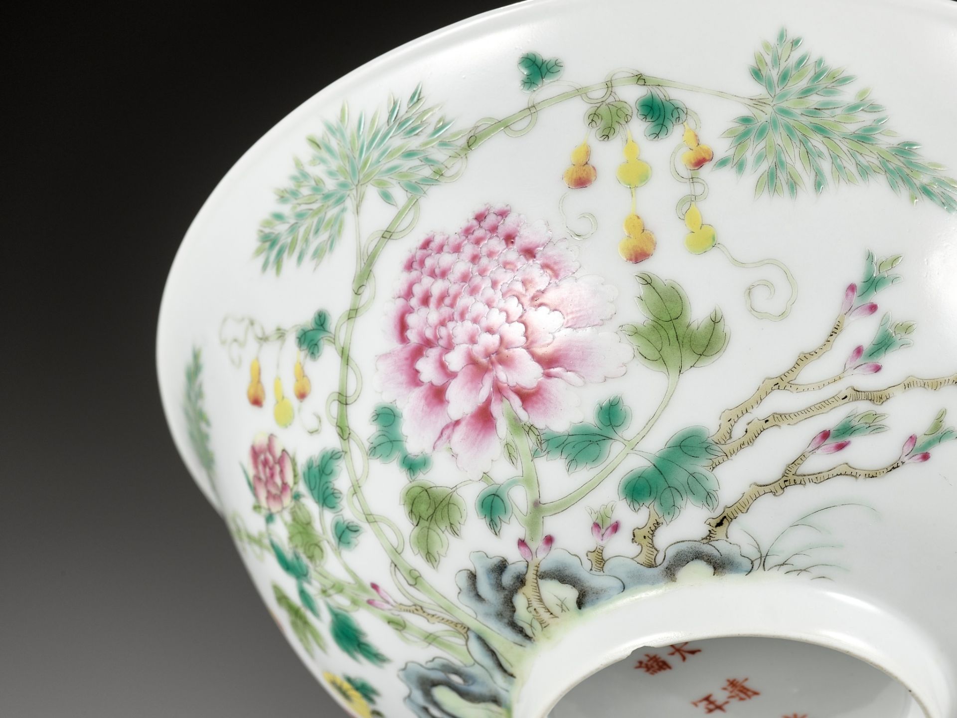 A LARGE FAMILLE-ROSE 'FLORAL' BOWL, GUANGXU MARK AND PERIOD - Image 10 of 12